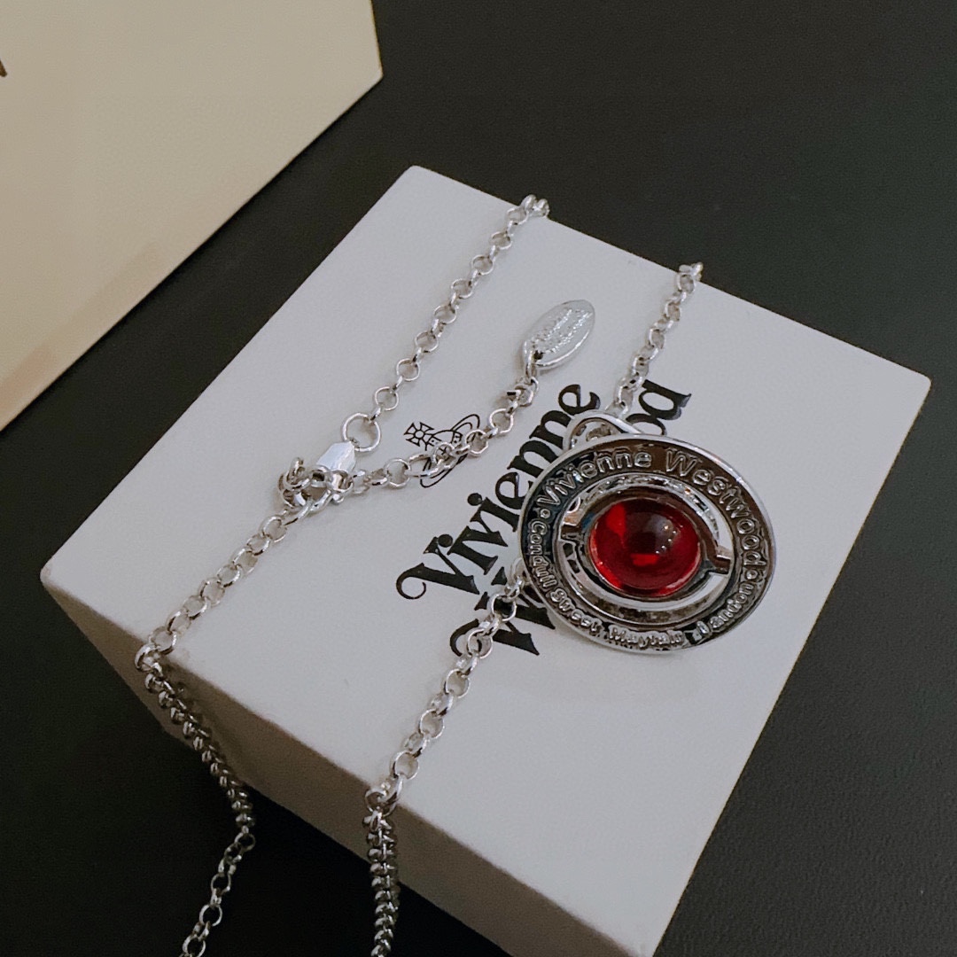P75     𝐕𝐢𝐯𝐢𝐞𝐧𝐧𝐞 𝐖𝐞𝐬𝐭𝐰𝐨𝐨𝐝🪐✨
经典大土星项链
项链vivienne westwood西太后土星项链!英国时装设计师,时装的朋克之母!时尚潮流风格,品质强大,超美的设计!简约大气刺绣Logo‼精致💎这个款不用担心不好看,因为经典的元素洋气的新设计!赠礼的完美之选,充分展现个性风范。品质非常整个首饰给人大牌气场的同时又非常精致,让整个人的层次提升好几个level💟绝对值得入手‼️🌟