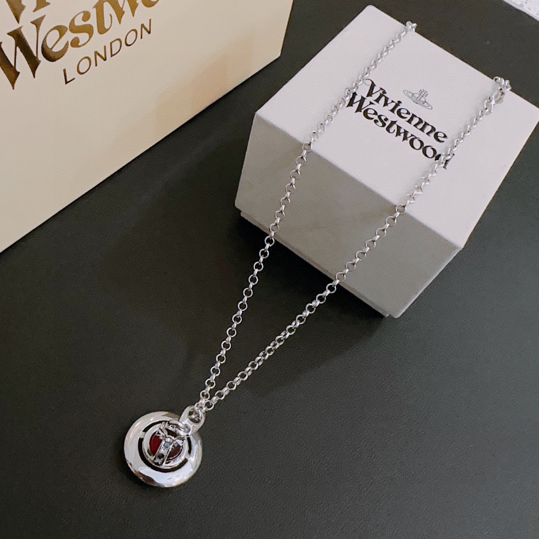P75     𝐕𝐢𝐯𝐢𝐞𝐧𝐧𝐞 𝐖𝐞𝐬𝐭𝐰𝐨𝐨𝐝🪐✨
经典大土星项链
项链vivienne westwood西太后土星项链!英国时装设计师,时装的朋克之母!时尚潮流风格,品质强大,超美的设计!简约大气刺绣Logo‼精致💎这个款不用担心不好看,因为经典的元素洋气的新设计!赠礼的完美之选,充分展现个性风范。品质非常整个首饰给人大牌气场的同时又非常精致,让整个人的层次提升好几个level💟绝对值得入手‼️🌟