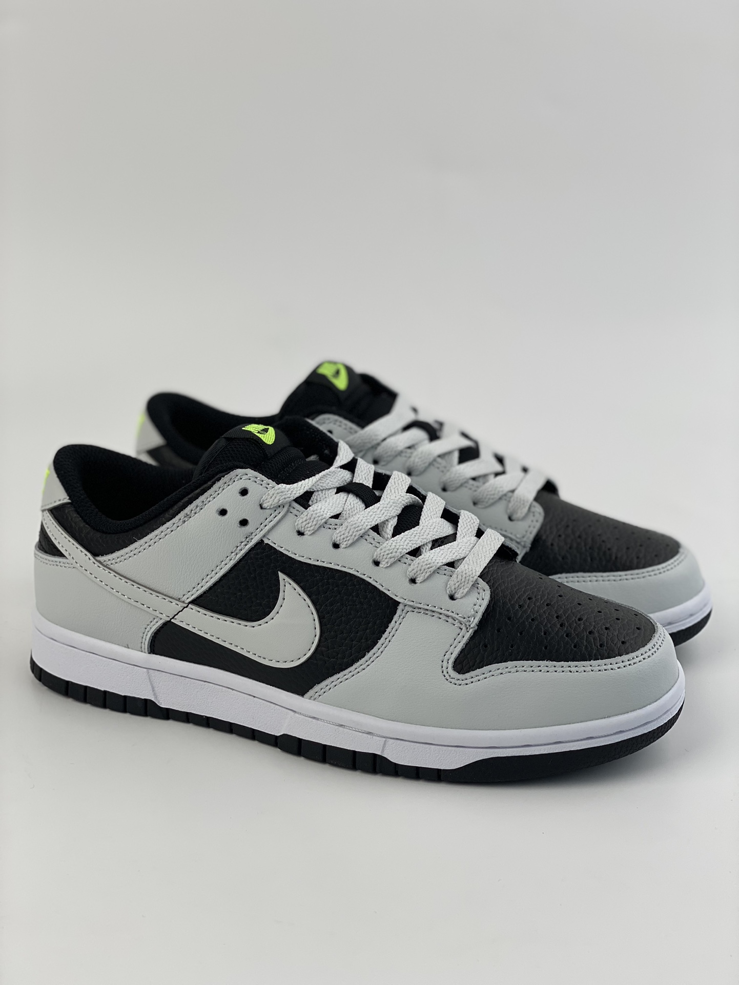 Nike sb dunk low reverse panda neon black and white FD9756-001