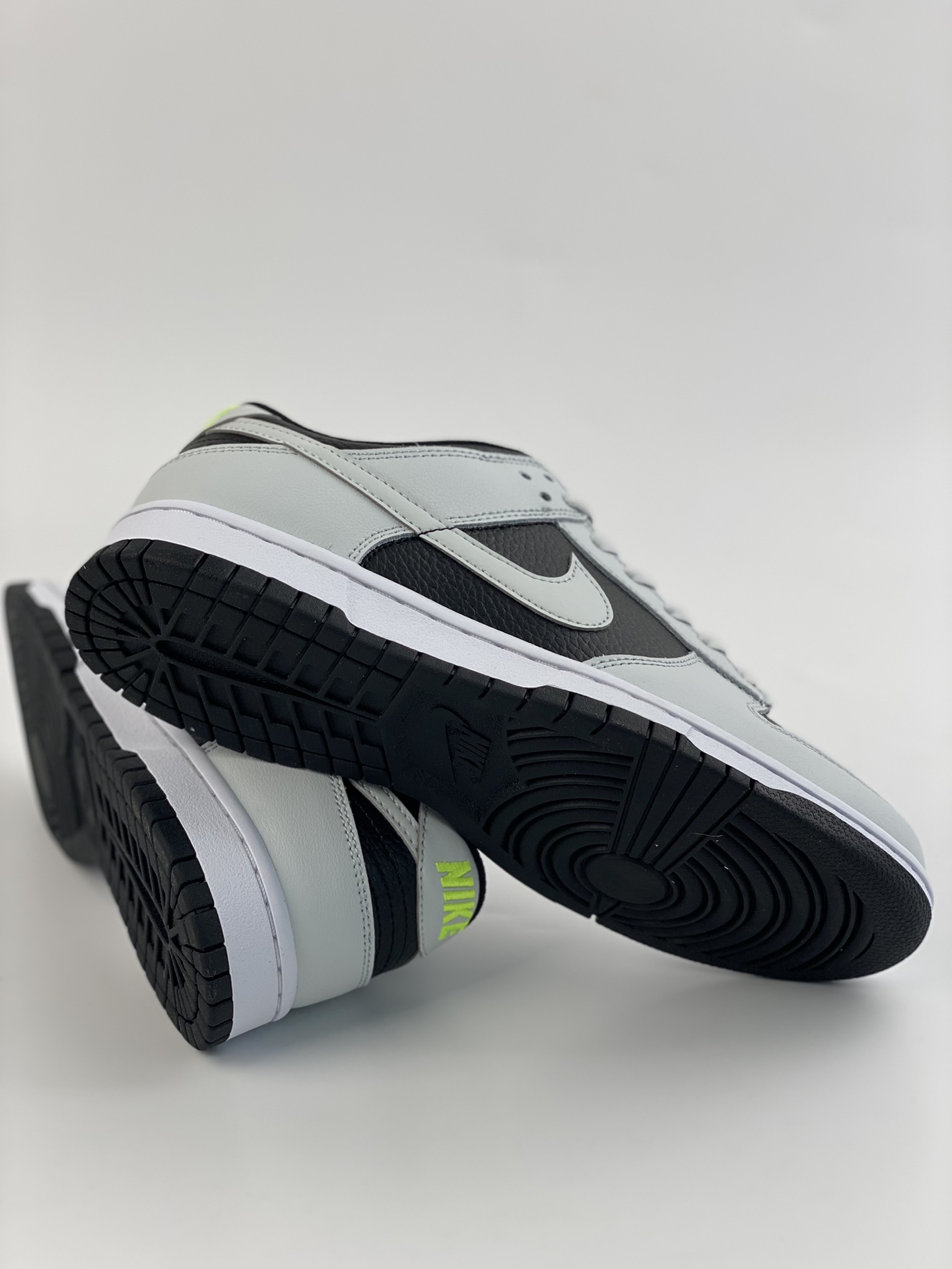 Nike sb dunk low reverse panda neon black and white FD9756-001