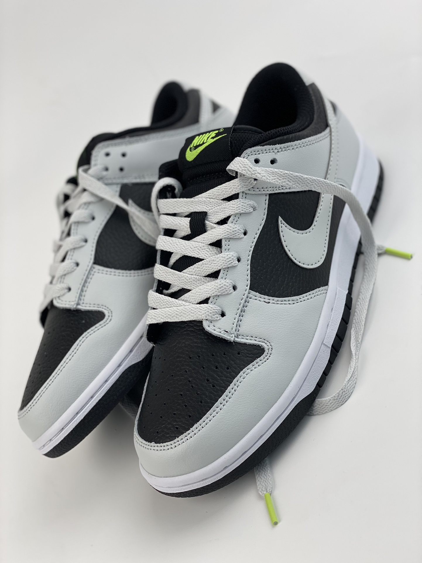 Nike sb dunk low reverse panda neon black and white FD9756-001