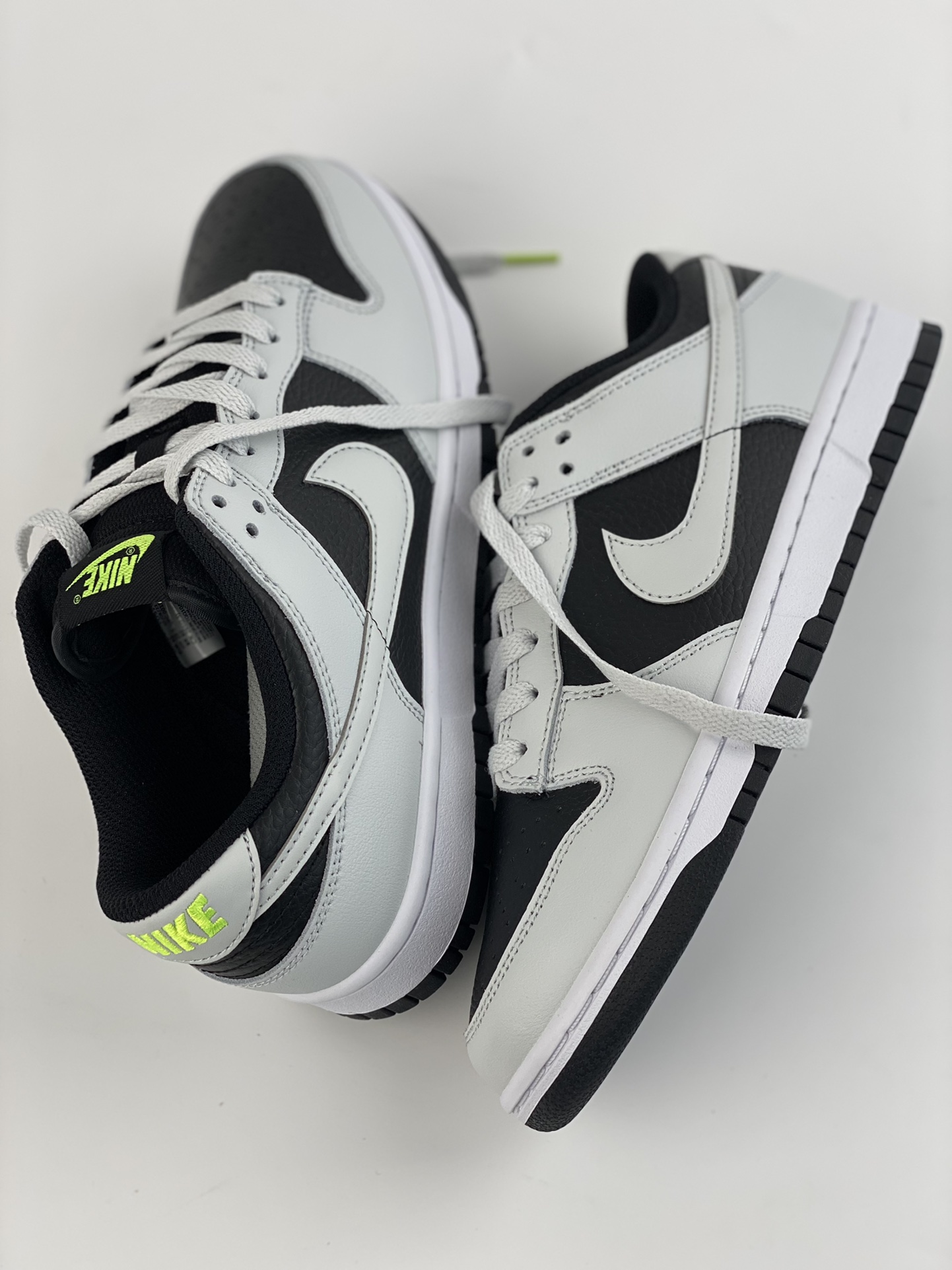 Nike sb dunk low reverse panda neon black and white FD9756-001