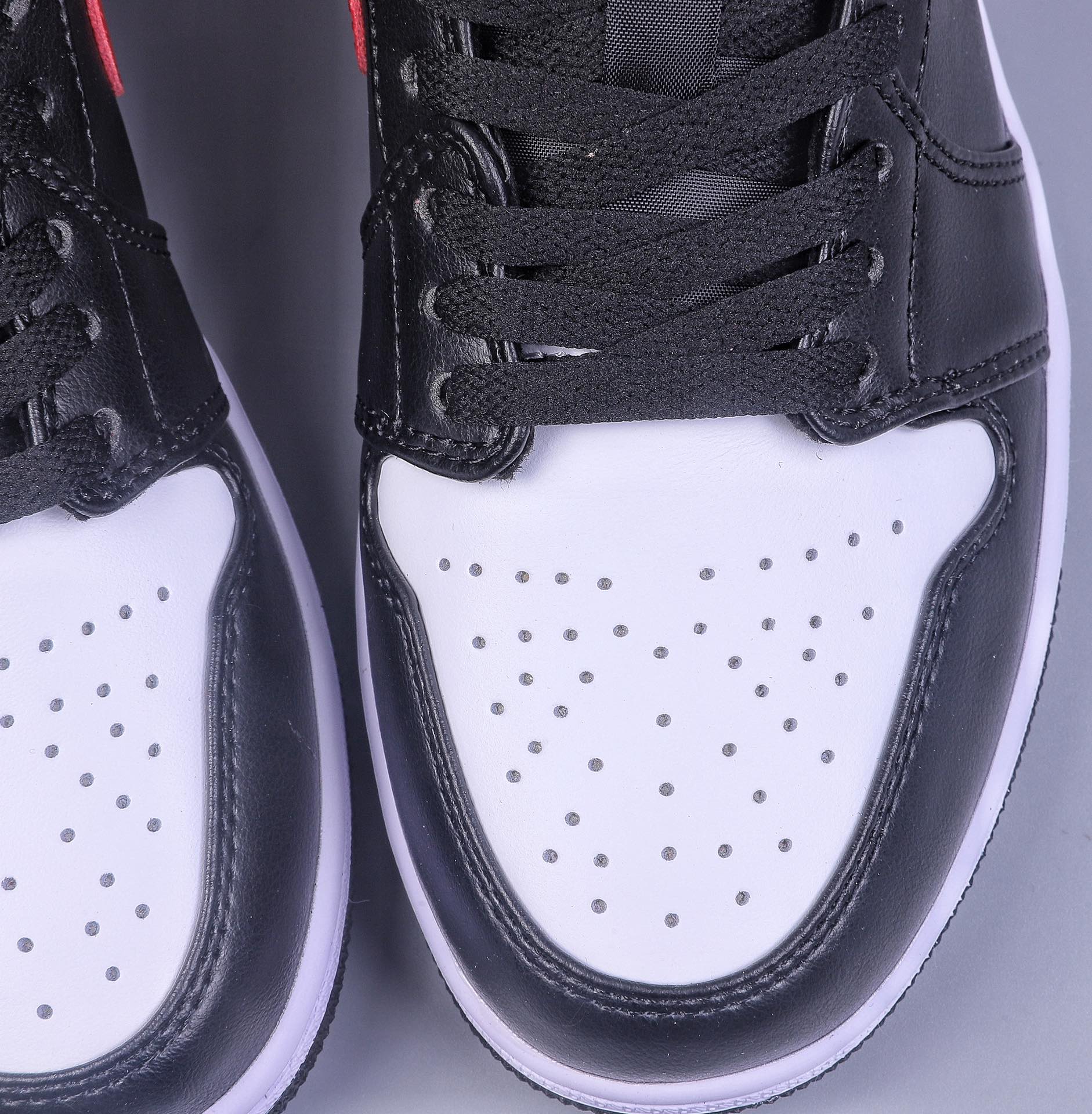 200 K Air Jordan 1 Low ”White Toe” AJ1 乔1小黑红脚趾低帮篮球鞋 553558-063
