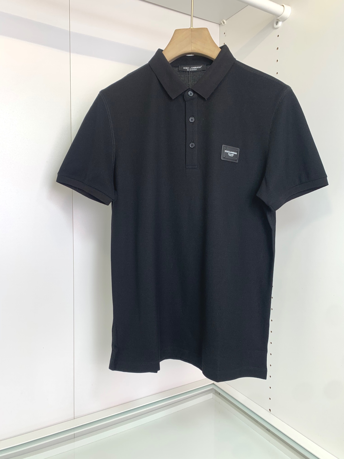 P100 DG2025春夏新款翻领polo衫，定织丝光六角珠地提花面料，面料质感强，纹理粗旷，专柜比较青睐的一种特殊的提花面料。胸前字母Logo铭牌 低调优雅 简洁明快，元素明朗。定织罗纹衣领、纯手工缝制，完美融合。23849，颜色：黑色，白色，尺码：s—xxl