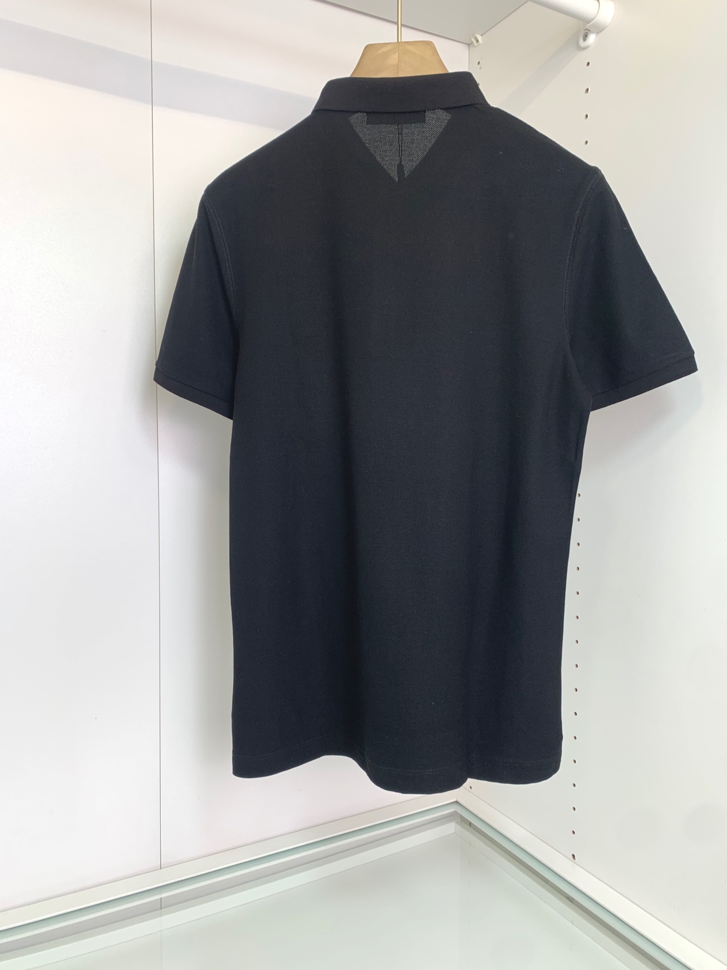 P100 DG2025春夏新款翻领polo衫，定织丝光六角珠地提花面料，面料质感强，纹理粗旷，专柜比较青睐的一种特殊的提花面料。胸前字母Logo铭牌 低调优雅 简洁明快，元素明朗。定织罗纹衣领、纯手工缝制，完美融合。23849，颜色：黑色，白色，尺码：s—xxl