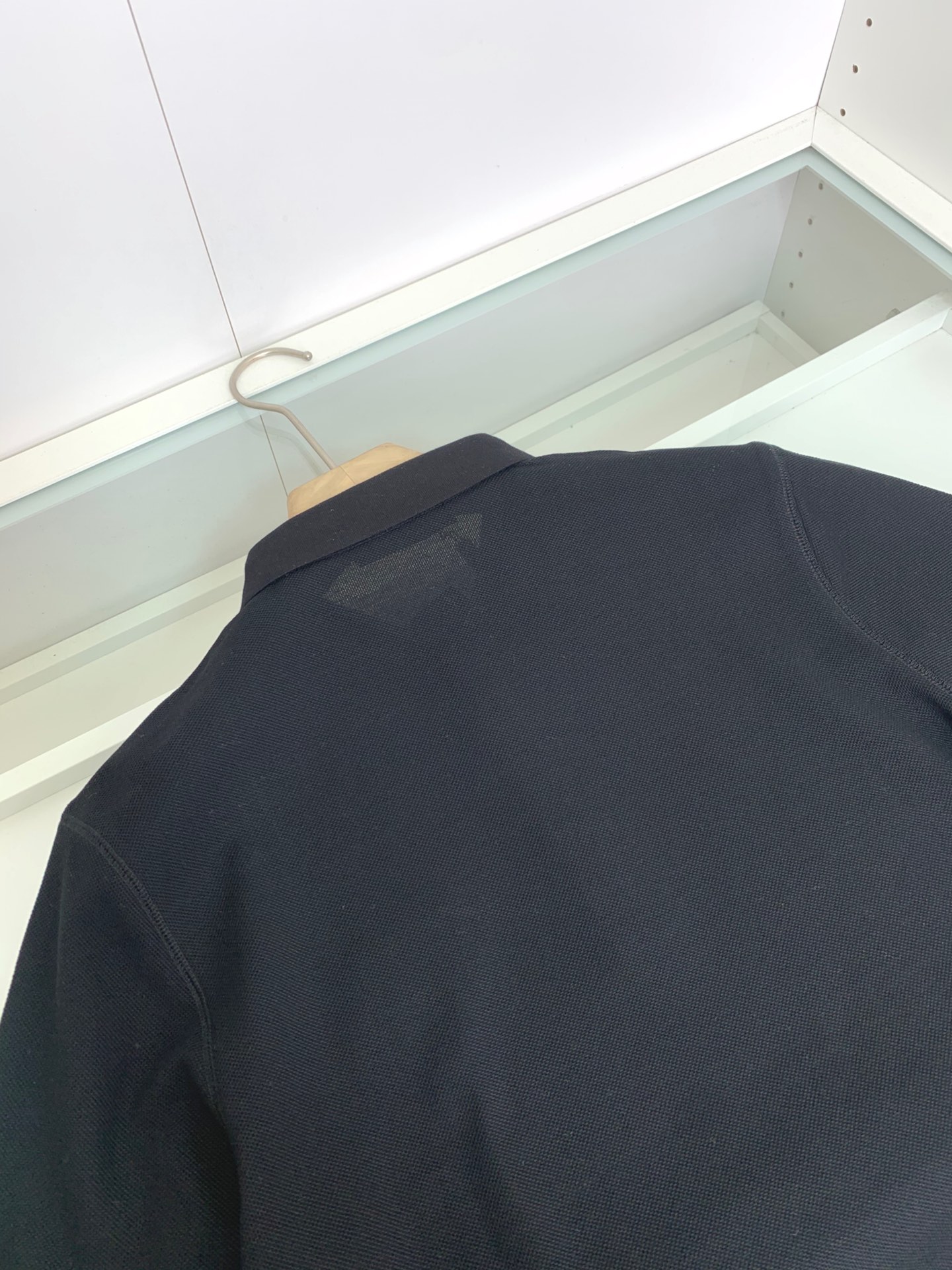 P100 DG2025春夏新款翻领polo衫，定织丝光六角珠地提花面料，面料质感强，纹理粗旷，专柜比较青睐的一种特殊的提花面料。胸前字母Logo铭牌 低调优雅 简洁明快，元素明朗。定织罗纹衣领、纯手工缝制，完美融合。23849，颜色：黑色，白色，尺码：s—xxl