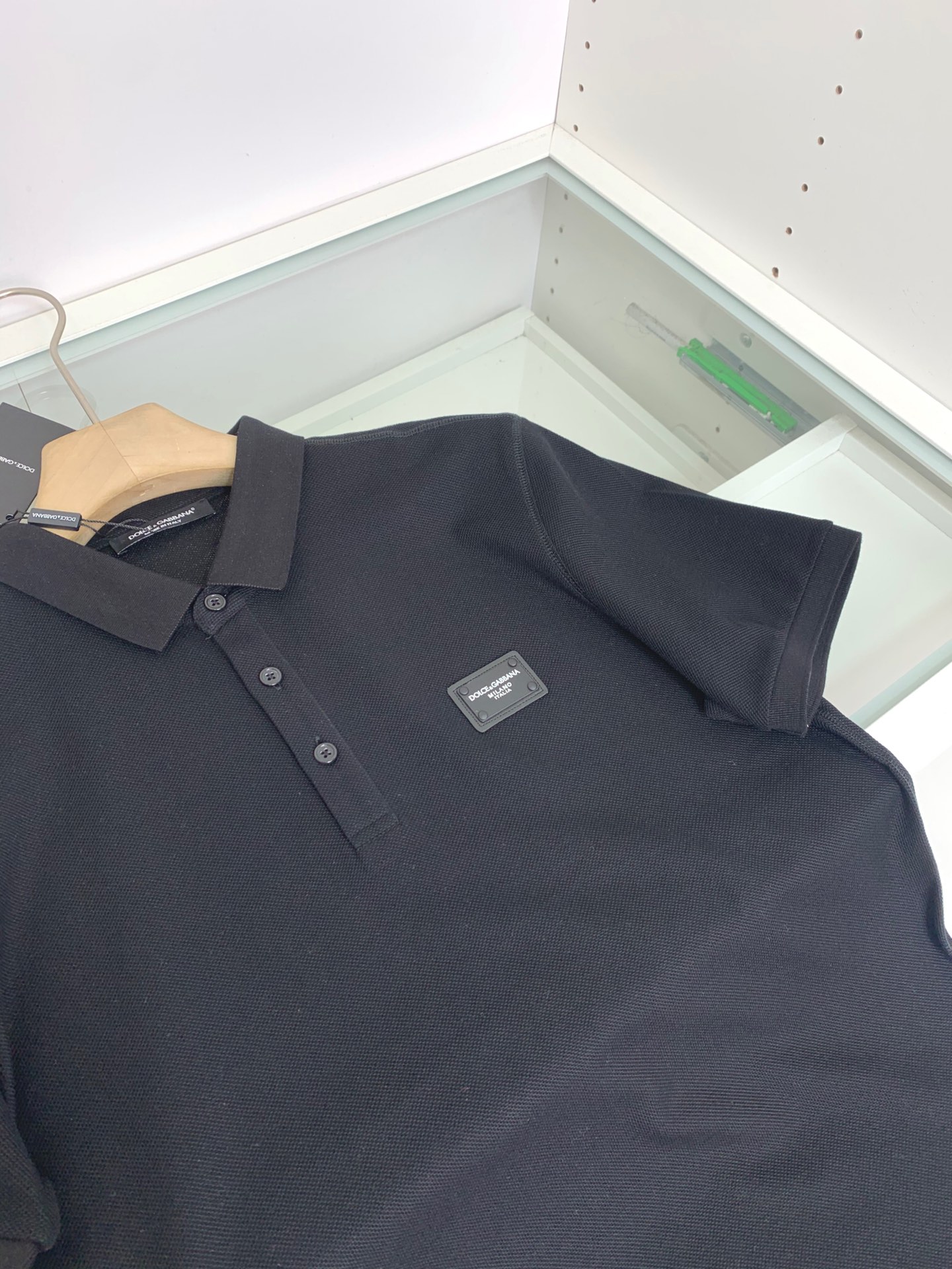 P100 DG2025春夏新款翻领polo衫，定织丝光六角珠地提花面料，面料质感强，纹理粗旷，专柜比较青睐的一种特殊的提花面料。胸前字母Logo铭牌 低调优雅 简洁明快，元素明朗。定织罗纹衣领、纯手工缝制，完美融合。23849，颜色：黑色，白色，尺码：s—xxl