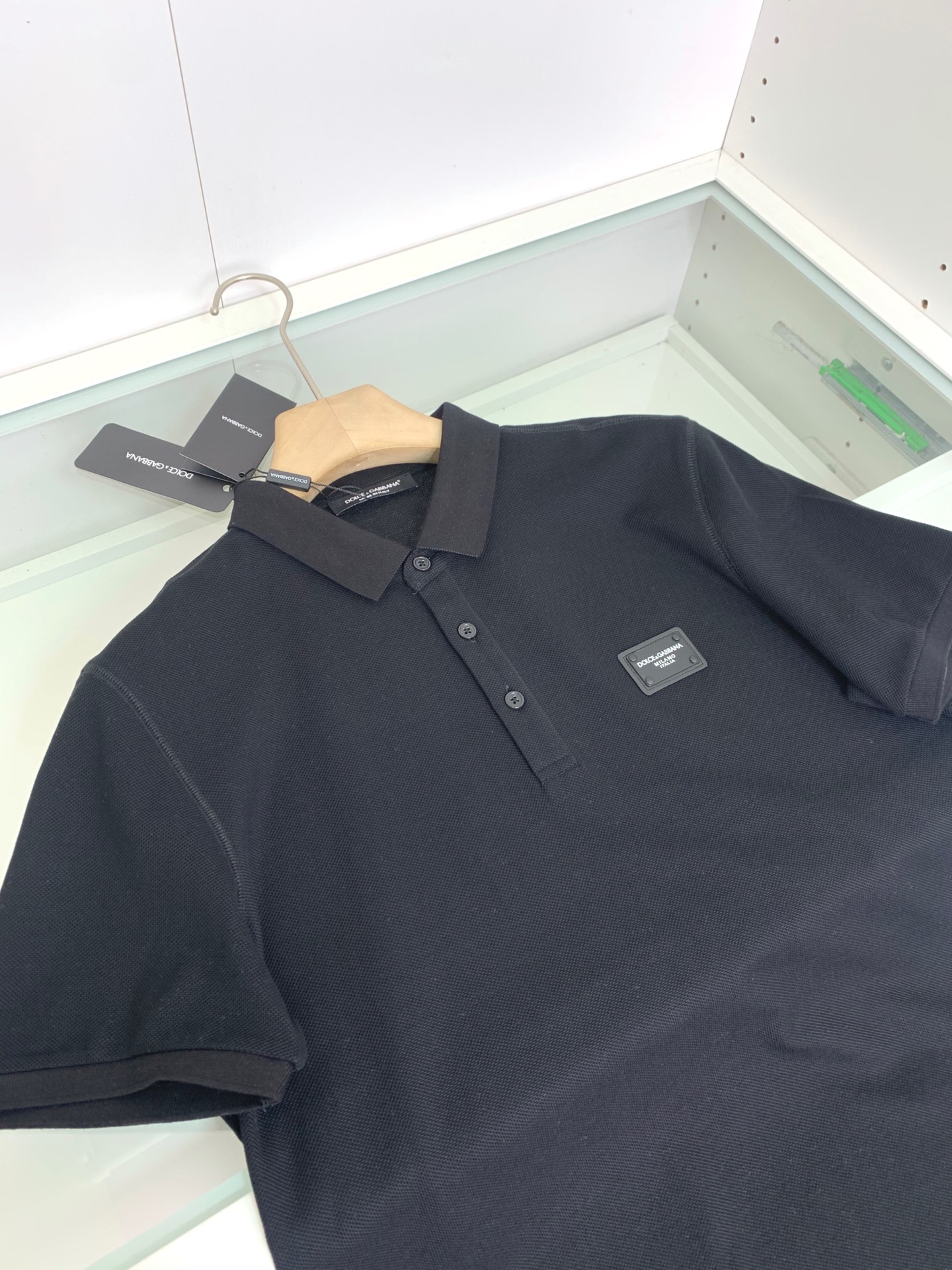 P100 DG2025春夏新款翻领polo衫，定织丝光六角珠地提花面料，面料质感强，纹理粗旷，专柜比较青睐的一种特殊的提花面料。胸前字母Logo铭牌 低调优雅 简洁明快，元素明朗。定织罗纹衣领、纯手工缝制，完美融合。23849，颜色：黑色，白色，尺码：s—xxl
