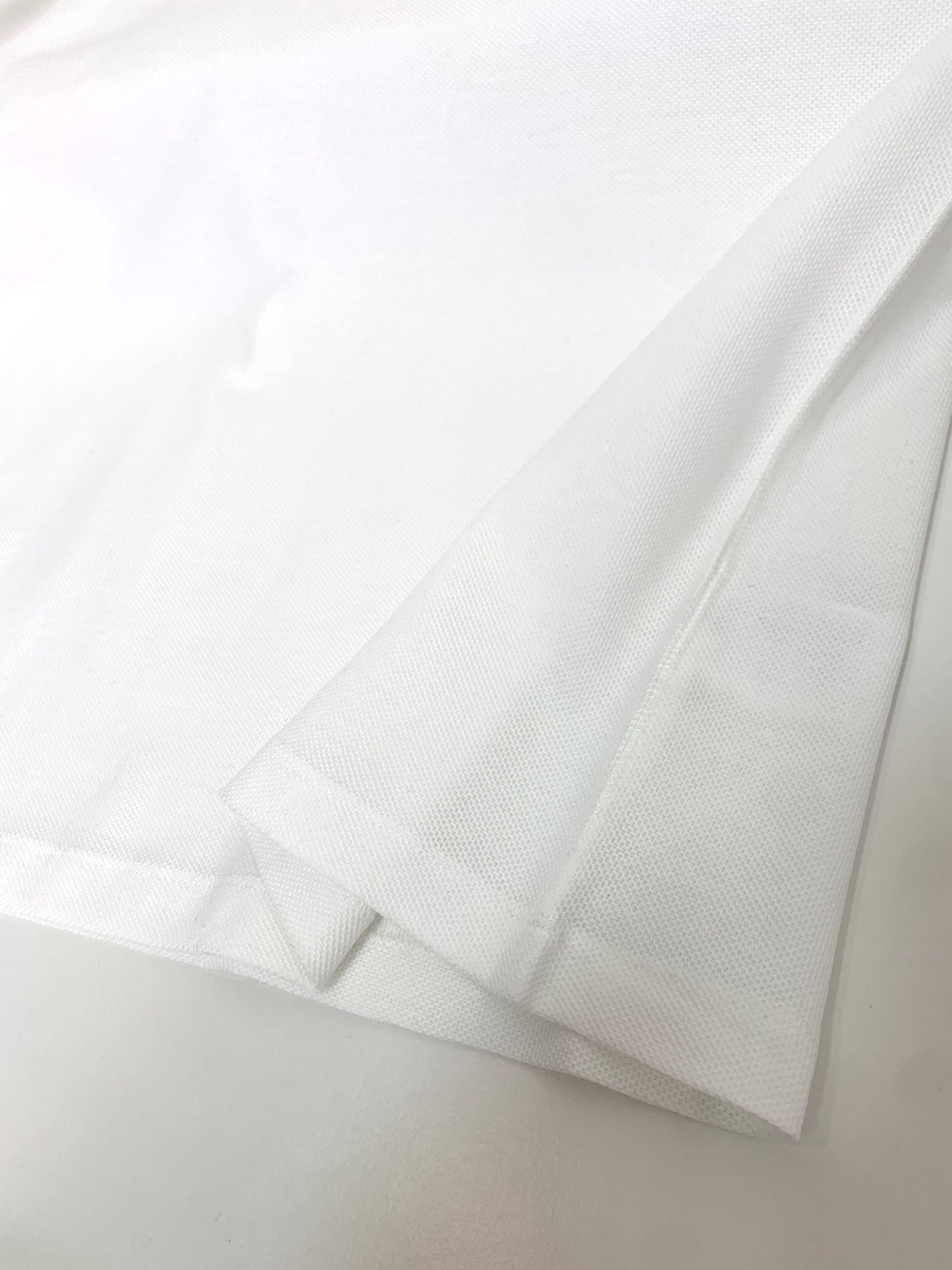 P100 DG2025春夏新款翻领polo衫，定织丝光六角珠地提花面料，面料质感强，纹理粗旷，专柜比较青睐的一种特殊的提花面料。胸前字母Logo铭牌 低调优雅 简洁明快，元素明朗。定织罗纹衣领、纯手工缝制，完美融合。23849，颜色：黑色，白色，尺码：s—xxl
