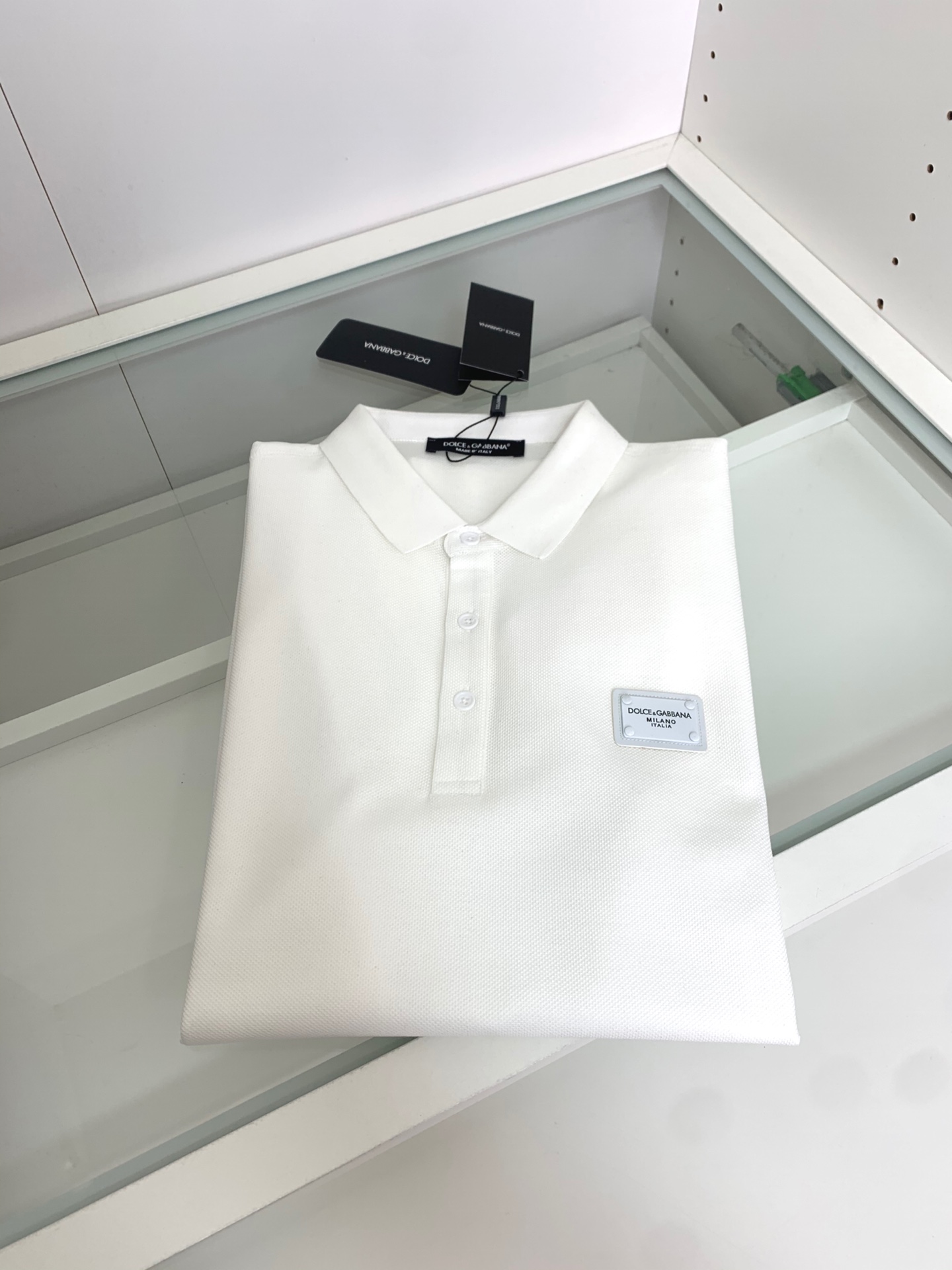 P100 DG2025春夏新款翻领polo衫，定织丝光六角珠地提花面料，面料质感强，纹理粗旷，专柜比较青睐的一种特殊的提花面料。胸前字母Logo铭牌 低调优雅 简洁明快，元素明朗。定织罗纹衣领、纯手工缝制，完美融合。23849，颜色：黑色，白色，尺码：s—xxl