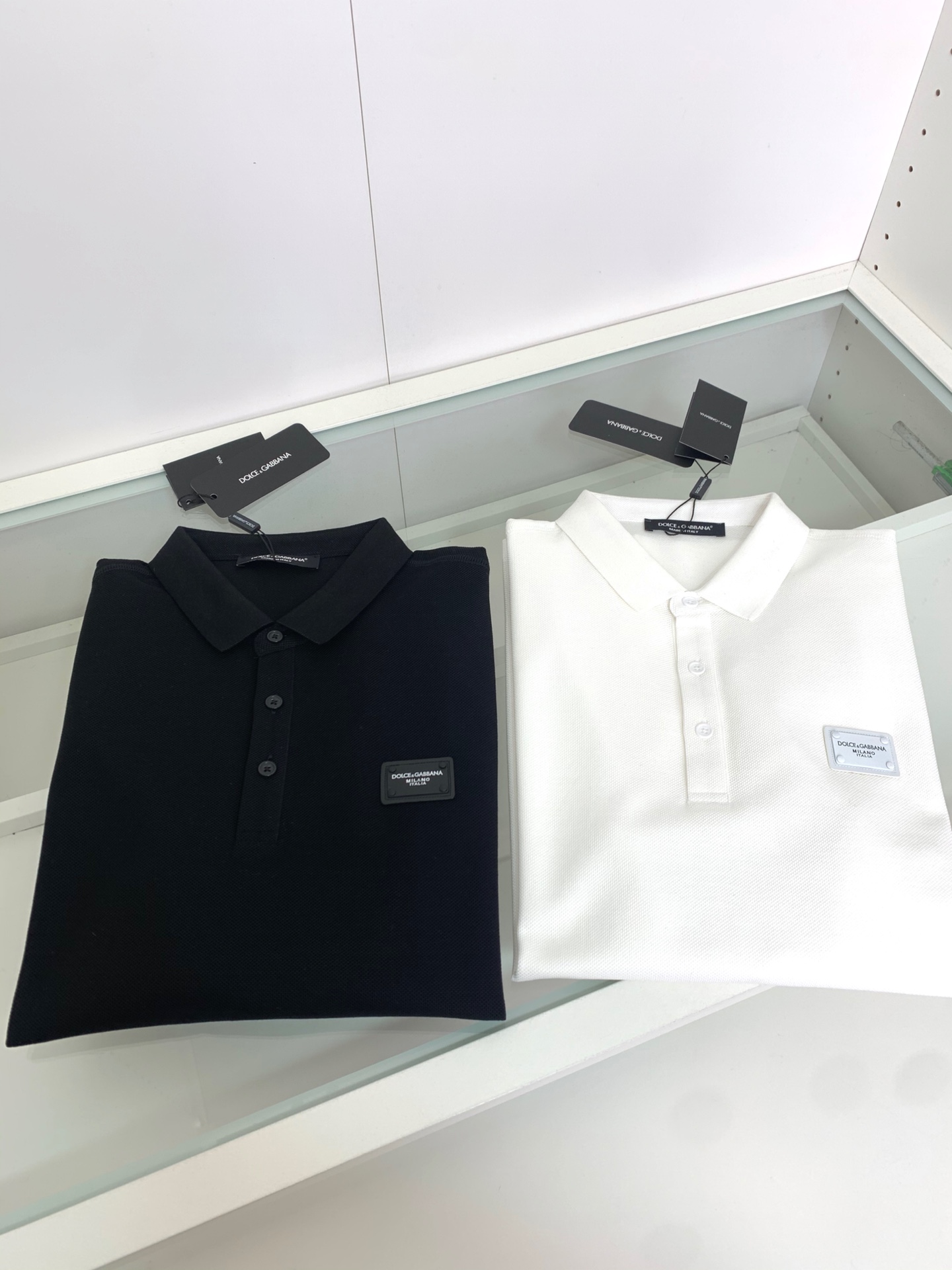 P100 DG2025春夏新款翻领polo衫，定织丝光六角珠地提花面料，面料质感强，纹理粗旷，专柜比较青睐的一种特殊的提花面料。胸前字母Logo铭牌 低调优雅 简洁明快，元素明朗。定织罗纹衣领、纯手工缝制，完美融合。23849，颜色：黑色，白色，尺码：s—xxl
