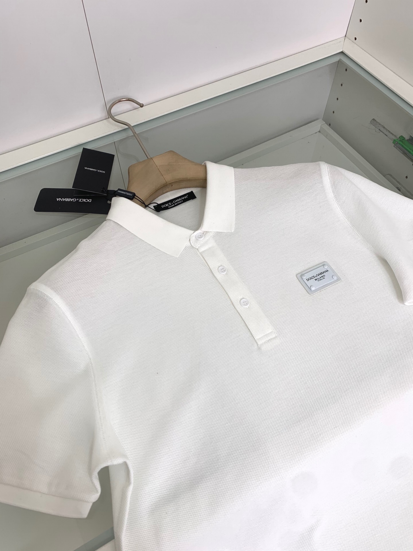 P100 DG2025春夏新款翻领polo衫，定织丝光六角珠地提花面料，面料质感强，纹理粗旷，专柜比较青睐的一种特殊的提花面料。胸前字母Logo铭牌 低调优雅 简洁明快，元素明朗。定织罗纹衣领、纯手工缝制，完美融合。23849，颜色：黑色，白色，尺码：s—xxl