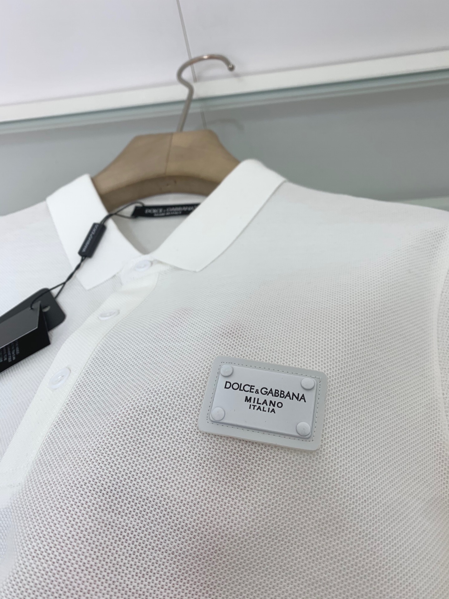 P100 DG2025春夏新款翻领polo衫，定织丝光六角珠地提花面料，面料质感强，纹理粗旷，专柜比较青睐的一种特殊的提花面料。胸前字母Logo铭牌 低调优雅 简洁明快，元素明朗。定织罗纹衣领、纯手工缝制，完美融合。23849，颜色：黑色，白色，尺码：s—xxl