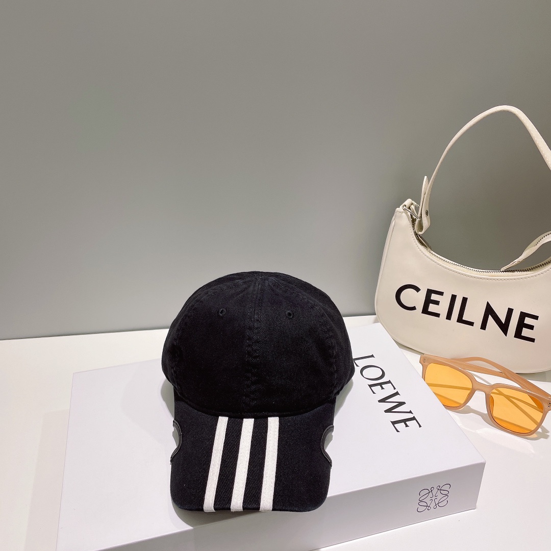 Parisian Adi’s Stylish New Baseball Hat: A Must-Have Fashion Item to Kickstart Your Style! - 图片 1
