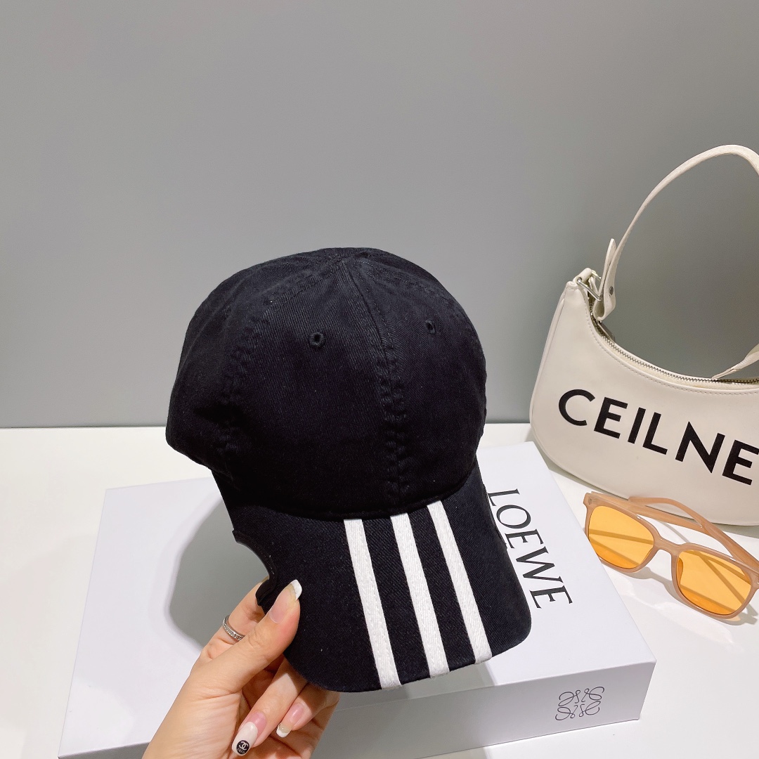 Parisian Adi’s Stylish New Baseball Hat: A Must-Have Fashion Item to Kickstart Your Style! - 图片 2