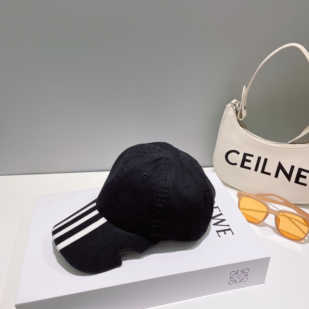 Parisian Adi’s Stylish New Baseball Hat: A Must-Have Fashion Item to Kickstart Your Style! - 图片 6