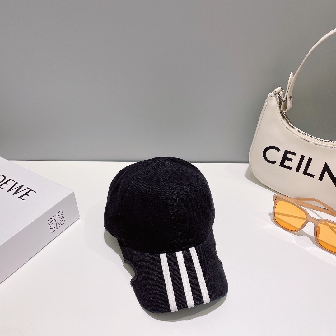Parisian Adi’s Stylish New Baseball Hat: A Must-Have Fashion Item to Kickstart Your Style! - 图片 8