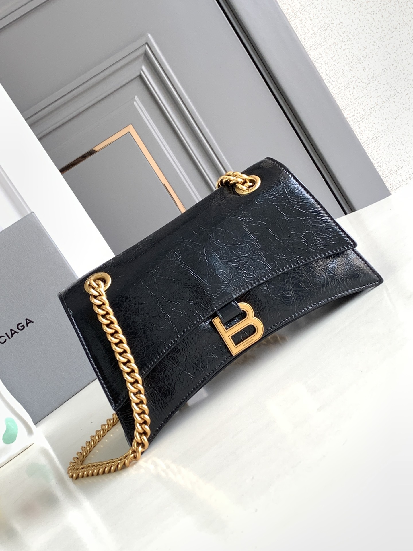 NO:198892,Authentic grade, small black twill small. Crush cracked chain bag. The shape of the hourglass is really amazing. This time, the soft hourglass with oily wax burst skin pattern really hits my heart!  The soft feeling is really comfortable. It will feel very warm when carried in autumn and winter~ This time the compartment in this bag is also designed very practically!  Oil wax cowhide streak head layer sheepskin inner lining. All accessories are only used with the highest version, size 25×15×8cm. Model 716351, Balenciaga, cowhide, sheepskin19860909正品级 小号黑色斜纹小号.Crush爆裂纹链条包 沙漏这个包型真的绝了 这次出了油蜡爆裂皮纹的软沙漏 真的直接戳中我心坎儿！ 软趴趴的感觉真的非常舒服 秋冬背起来也会感觉很温暖捏～ 这次这个包内的隔层还设计得很实用！ 油蜡牛皮摔纹头层羊皮内里 全部配件只用最高版本、尺寸25×15×8cm 型号716351,巴黎世家,balenciaga,cowhide,sheepskin,Bag