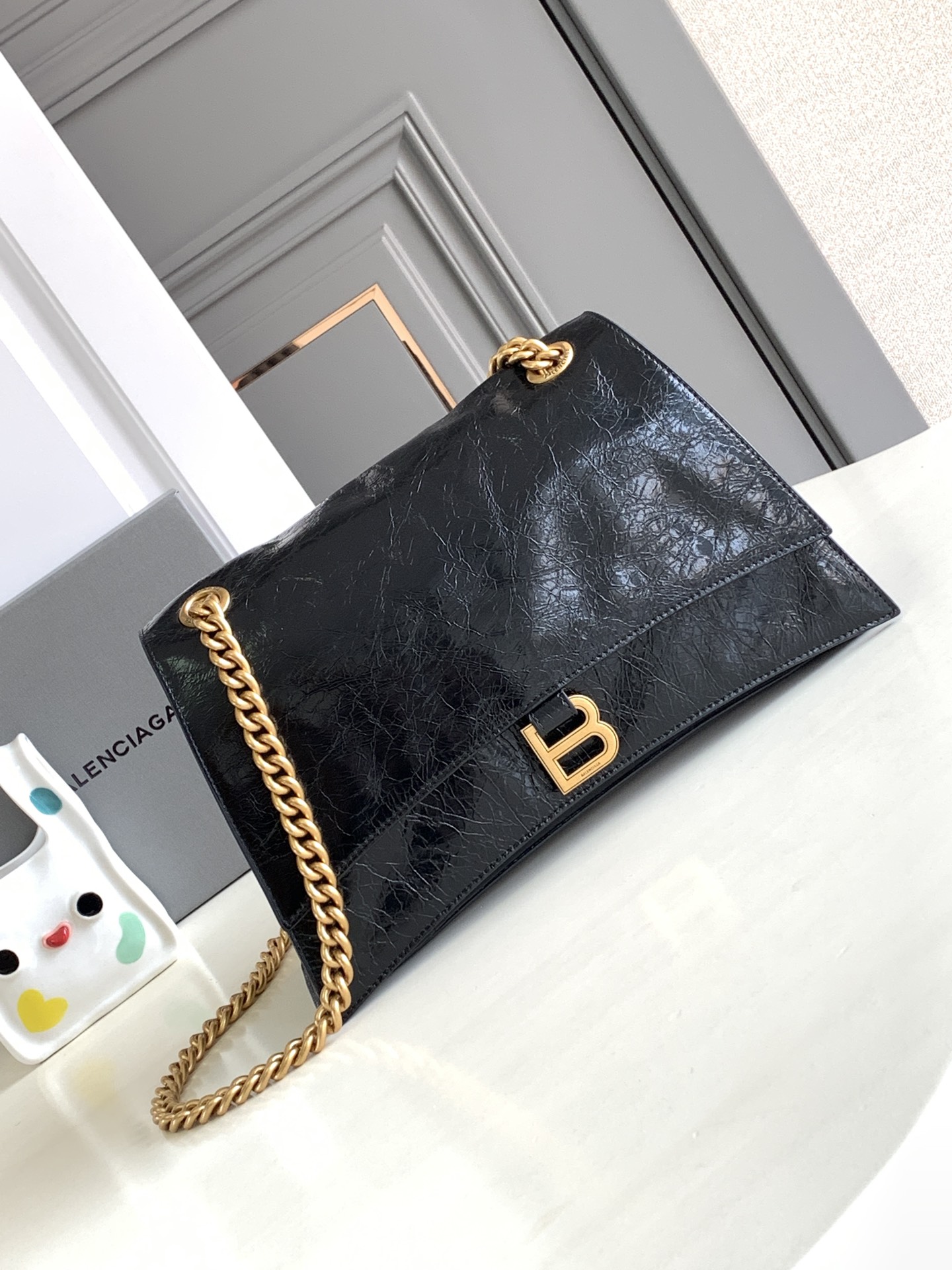 NO:198872,Authentic, medium-sized Crush quilted chain bag, the hourglass is really amazing. This time, the soft hourglass with oily wax bursting leather patterns really hit my heart!  The soft feeling is really comfortable. It will feel very warm when carried in autumn and winter~ This time the compartment in this bag is also designed very practically!  Oil wax cowhide streak head layer sheepskin inner lining. All accessories are only used in the highest version. Size 31×19.8×6.9cm Model 716393, Balenciaga, balenciaga, cowhide, sheepskin19860909正品级 中号Crush绗缝链条包中号 沙漏这个包型真的绝了 这次出了油蜡爆裂皮纹的软沙漏 真的直接戳中我心坎儿！ 软趴趴的感觉真的非常舒服 秋冬背起来也会感觉很温暖捏～ 这次这个包内的隔层还设计得很实用！ 油蜡牛皮摔纹头层羊皮内里 全部配件只用最高版本 尺寸31×19.8×6.9cm型号716393,巴黎世家,balenciaga,cowhide,sheepskin,Bag