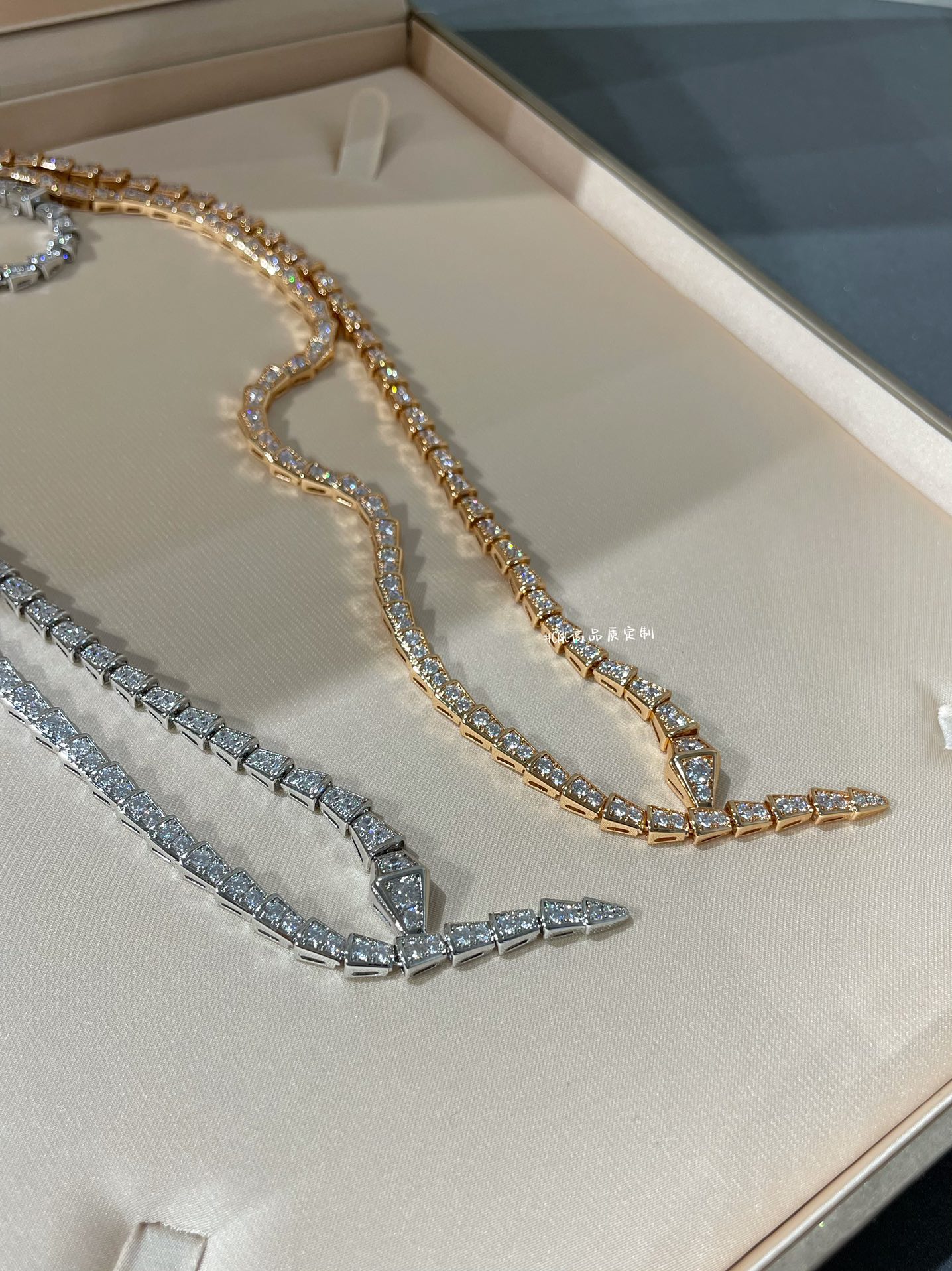 NO:377995,B Baojia Serpenti Spirit Snake Necklace Series ~ Super high-end Baojia's most famous series, this one is a high-cost production process because of the difficulty of craftsmanship and time-consuming. Each section of the three-dimensional snake bone small squares are hand-connected!  Non-welding!  So every small square can be movable and glossy, we did 360° without dead corner polishing, the whole spirit is lifelike in the light~ This necklace has many accessories, the process is complex, and the sterling silver piece cannot produce this effect. We used the V-gold material of jewelry technology~ It is still thick gold electroplated. The whole necklace is hand-in-lined imported material, and the hand-in-mounted plum blossom nail cannot remove the stones. We don’t have to worry about the craftsmanship we produce~ Super cost-effective color rose gold/platinum/, jewelry quality, necklace, pure silver19860909B宝家Serpenti灵蛇项链系列～超级高级 宝家最出名的系列,这款造价高因为工艺难,费时费力的一款制作工艺,每一节的立体蛇骨小方块都是手工串联而成！非焊接！所以每个小方块都是可以活动的光面更闪我们做了360°无死角抛光,整条灵在光线下栩栩如生～这款项链的配件多,工艺复杂,纯银片是无法做出这个效果的,我们采用了珠宝工艺的V金材料～ 依旧是厚金电镀整条项链手镶进口料一级钻,手镶梅花钉不掉石～我们出品工艺不用担心～超高性价比 颜色玫瑰金/白金/,饰品精品,necklace,pure silver,Jewelry