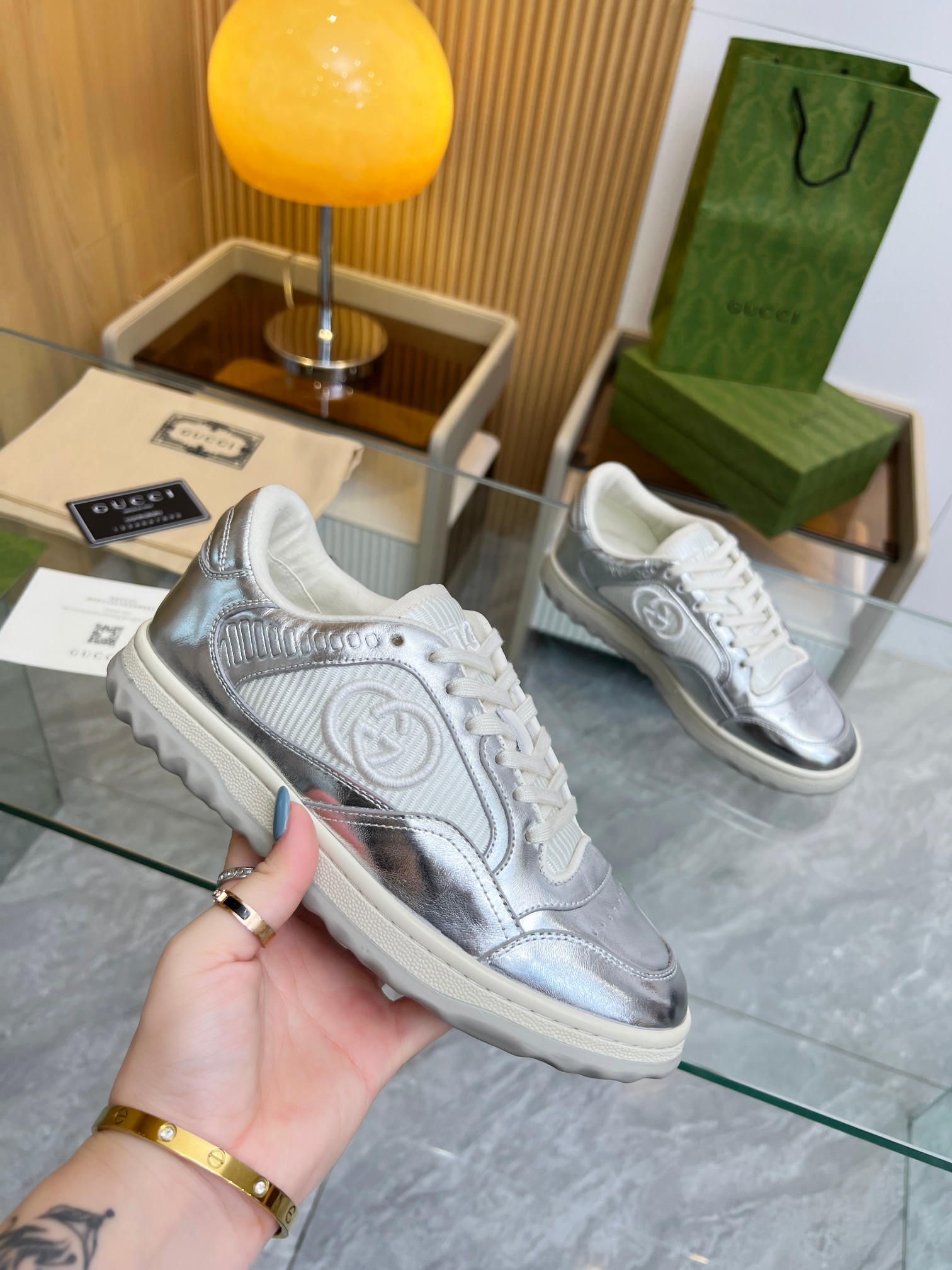 NO:348874,Real price Gucci/Guchi couple model original TPU ultra-light large bottom. Cowhide fabric, replica on the official website. Original brand molded latex pad, comfortable and breathable. Women's model 35-40 Men's model 39-45 First-hand supply, worry-free after-sales service!  ,gucci,cowhide19860909实价 Gucci/古奇情侣款 原版 TPU超轻大底.牛皮面料,官网一比复刻.原版品牌成型乳胶垫,舒适透气. 女款35-40男款39-45 一手货源,售后无忧！,,gucci,cowhide,Men's shoes