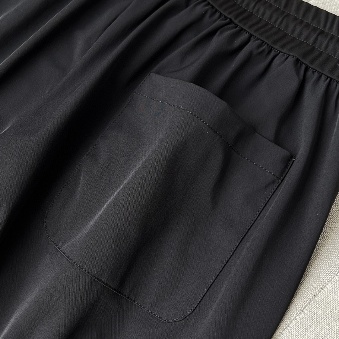 春夏新款男士休闲长裤细腻丝滑的舒适感绝对是长裤中夏季最好的选择凉爽舒适进口机密立体饱满logo工艺设计完