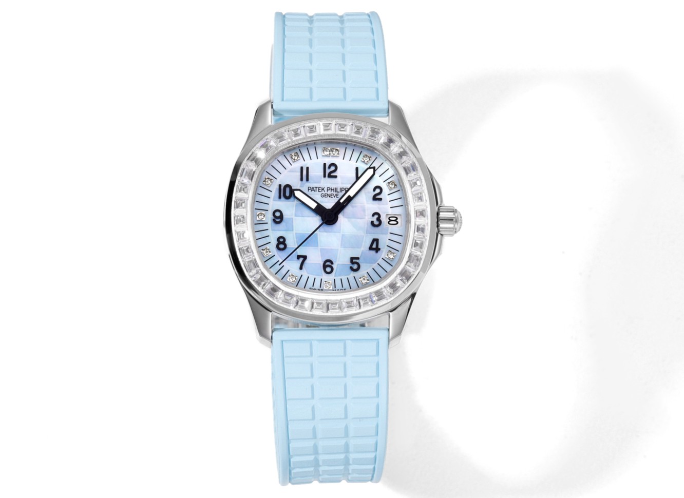 NO:144409,TC new product!  Factory's new Patek Philippe AQUANAUT series mechanical female grenades emerged, saying goodbye to the fake era of the movement. The case has a 35.6 mm diameter and a stainless steel case. The entire case is made of CNC polished throughout the process, explaining what it is to be meticulously carved. The corners of the case ring are inlaid with a circle of Swarovski diamonds to show the exquisite beauty, greatly enhancing the wearer's aristocratic temperament. The three-dimensional grenade patterns on the dial echo the regular embossed dial. The 12 independent molded Arabic numerals scales are full of three-dimensionality, which makes it more lively and fashionable when combined. Looking down through the sapphire crystal glass above, it presents a smooth and harmonious beauty.  The unique fluoroelastic strap with grenade highlights its sportiness and fashion sense. It adopts the same mesh design as the dial, but different methods still make the watch blend into one, which has the same effect. With the classic folding snaps, the edges of the buckle are polished very well. When you open the button, you can see that the inner buckle is engraved with Patek Philippe's English letters, and the engraving size is the same. It is still very clear when viewed through a magnifying glass, and it completely follows the original craftsmanship. The bottom cover of the movement is designed with the transparent bottom. Through the high-definition sapphire crystal glass mirror, the overall movement structure and operation can be clearly seen. TC factory uses the exclusive custom Cal.324 movement, which completely restores every detail of the original movement. The two large and small gears on the left and right sides of the central shaft are also perfectly restored, which is something that other manufacturers cannot do at present. Swarovski, patek philippe19860909TC新品！Factory新品百达翡丽AQUANAUT系列机械女手雷横空出世,告别机芯一眼假时代. 表壳35.6毫米的表径,精钢打造的表壳,整一个表壳通过全程CNC打磨而成,诠释了何为精雕细琢.表壳圈口部位镶嵌一圈施华洛世奇钻石尽显精致美感,大大提升佩戴者的贵族气质. 表盘立体的手雷纹路与规则的浮雕表盘相互呼应,12个独立开模的阿拉伯数字刻度立体感满满,搭配起来更显活泼时尚,通过上方的蓝宝石水晶玻璃往下看,呈现出一种流畅与协调之美. 表带手雷独配的氟橡胶表带,凸显出它的运动性和时尚感,采用表盘一样的网格设计,不同的方法却依旧使整表混为一体,有着异曲同工之妙.搭配经典的折叠按扣,表扣边缘的打磨十分到位,打开扣子可以看到内扣雕刻有百达翡丽的英文字母,刻字大小一致,通过放大镜去看依然非常清晰,完全遵从了原装的工艺. 机芯透底设计的底盖,通过高清蓝宝石水晶玻璃镜面,可以很清晰的看到整体的机芯构造以及运转,TC厂采用了独家定制的Cal.324机芯,完整的还原了原装机芯的每一个细节,中轴左右两侧的两个大小齿轮同样完美的还原,这一点是目前其他厂家都无法做到的,,swarovski,patek philippe,Watch