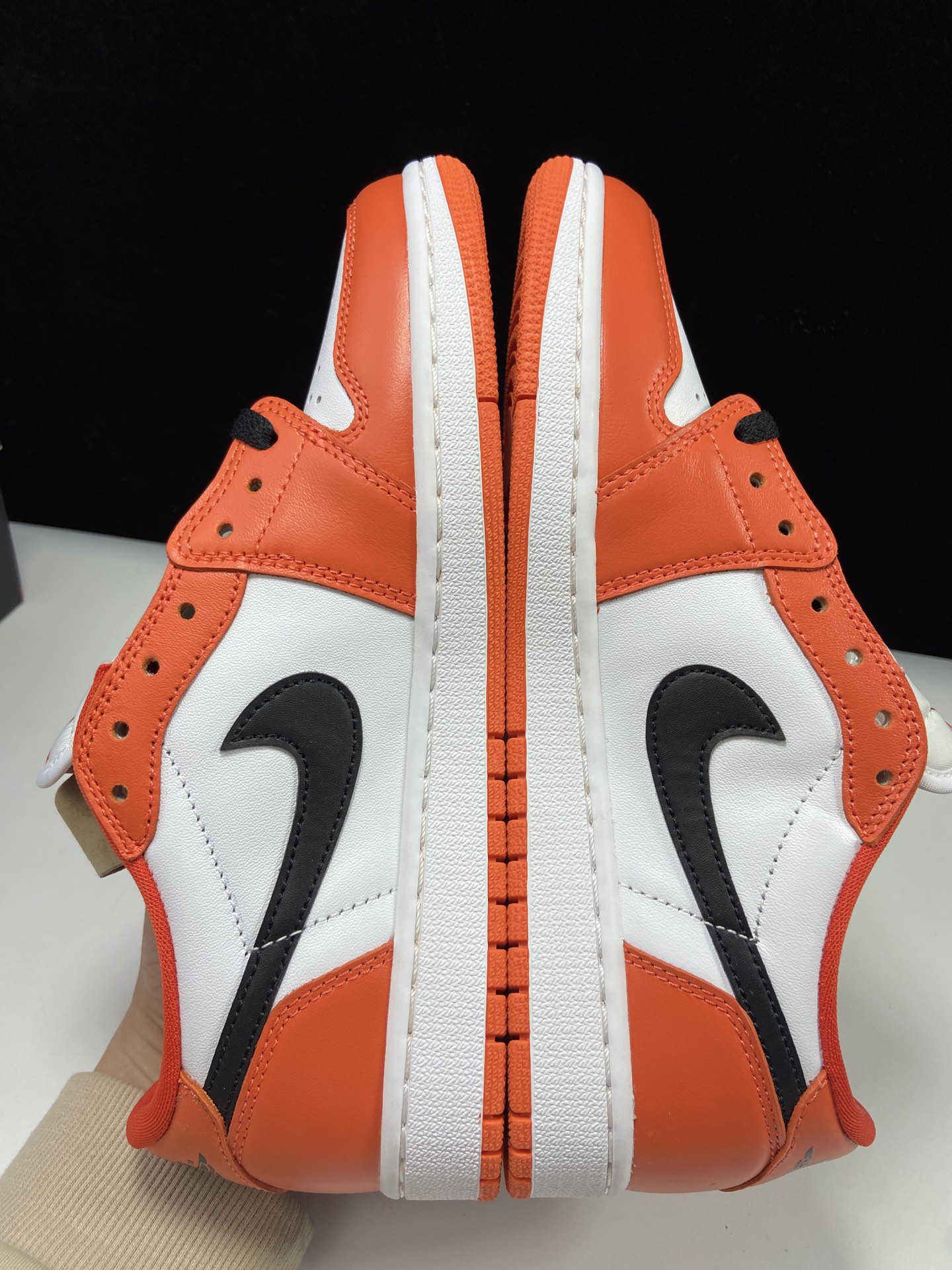 AJ1LOW白扣碎低帮黑白橙尺码40