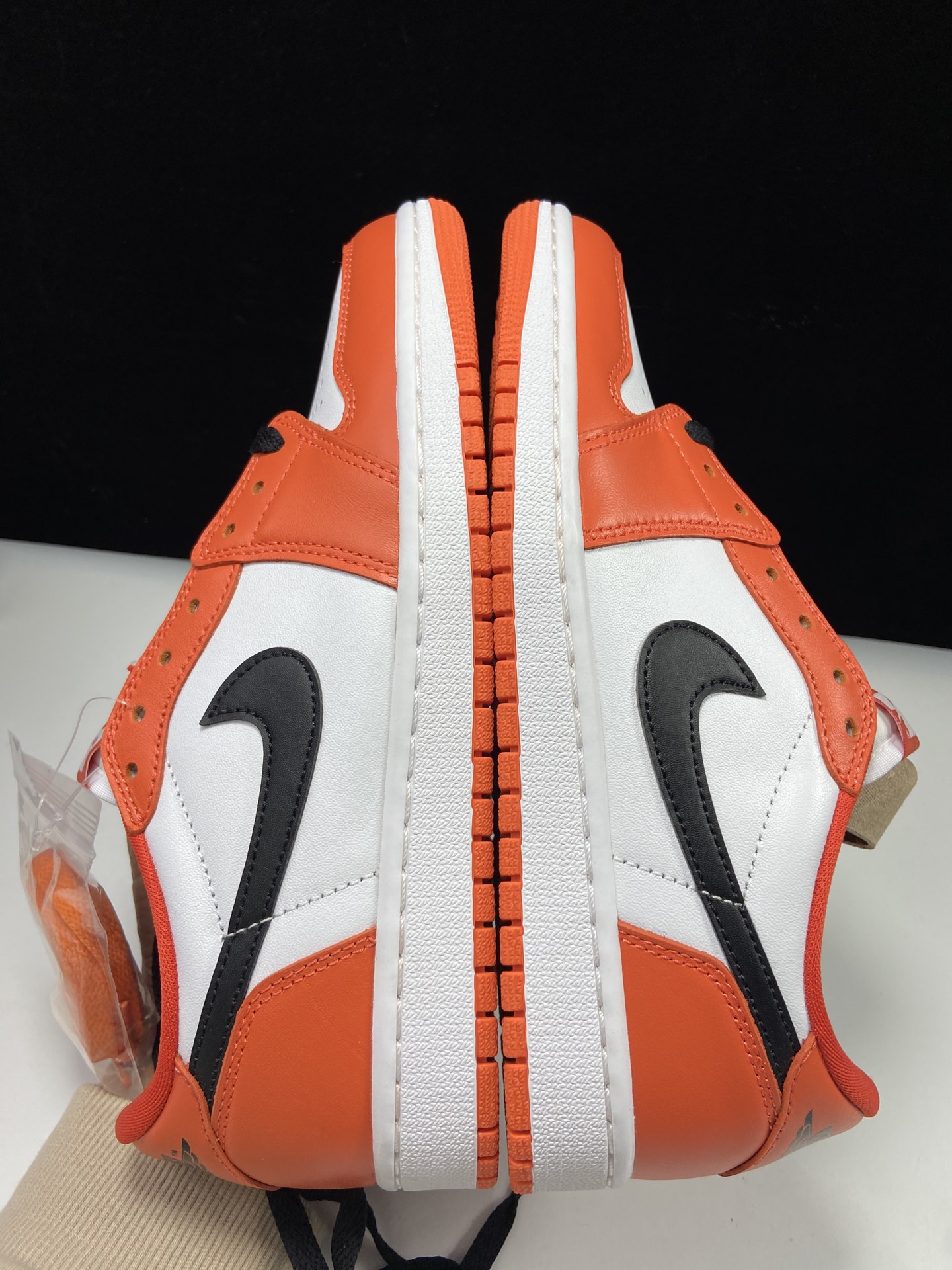 AJ1LOW白扣碎低帮黑白橙尺码40