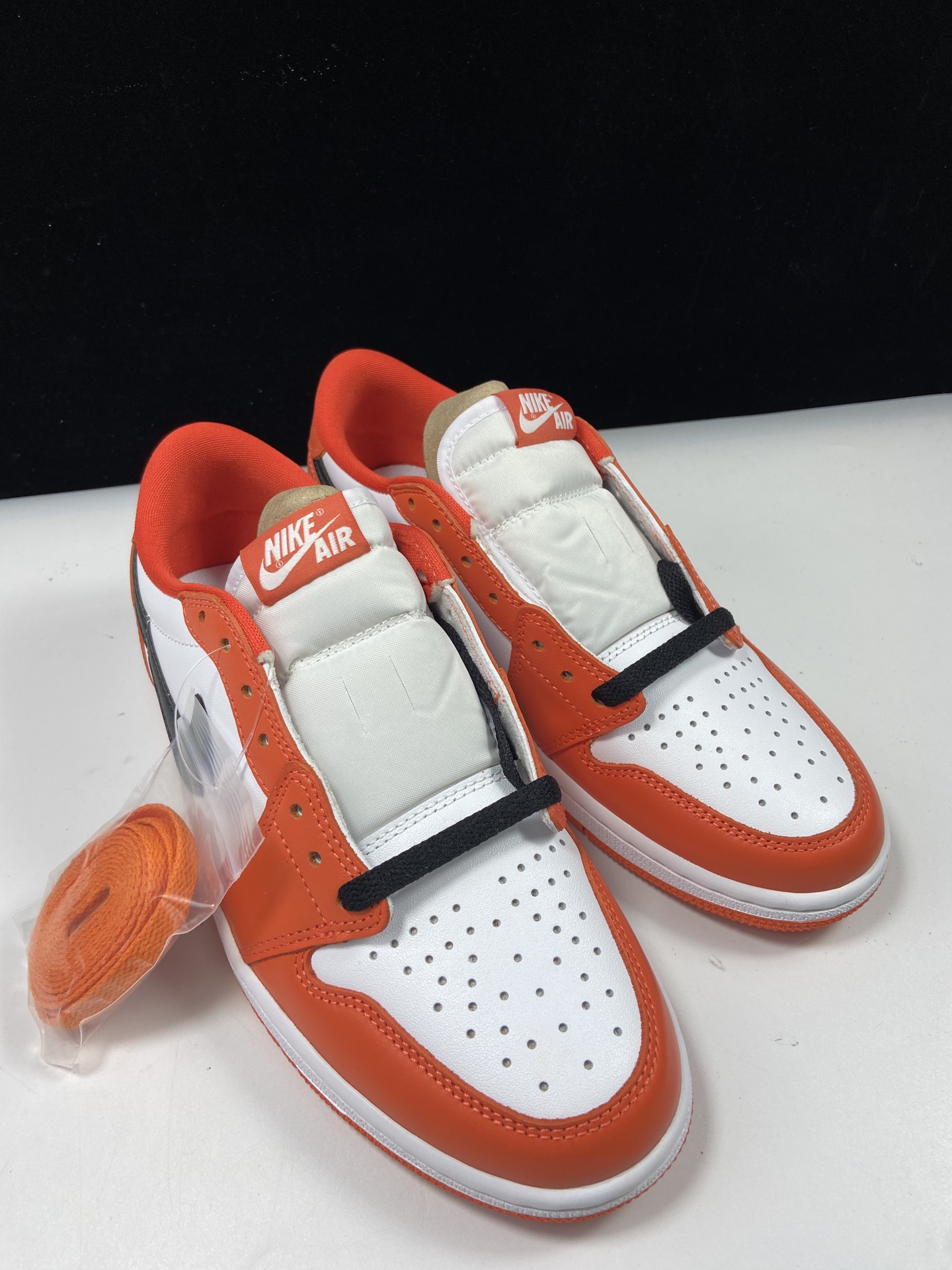 AJ1LOW白扣碎低帮黑白橙尺码40