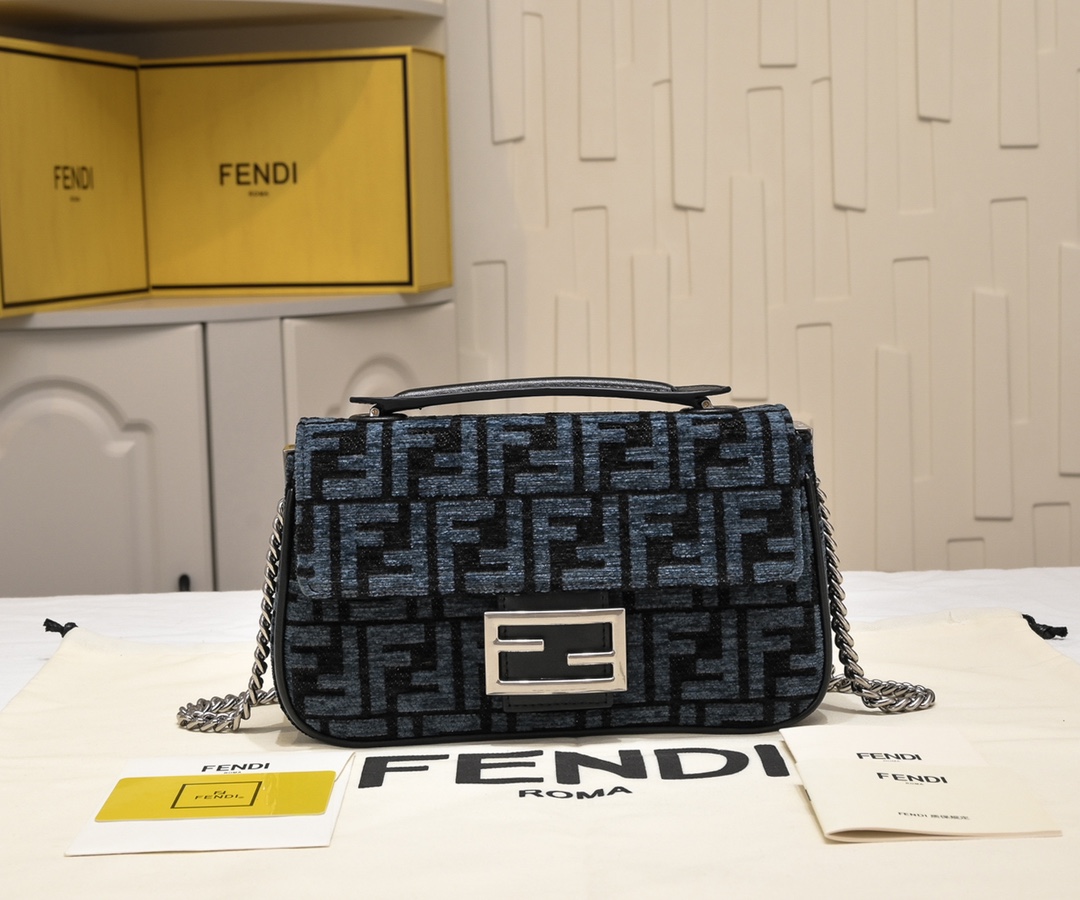 Fendi AAAAA+
 Crossbody & Shoulder Bags Gold Vintage Chains