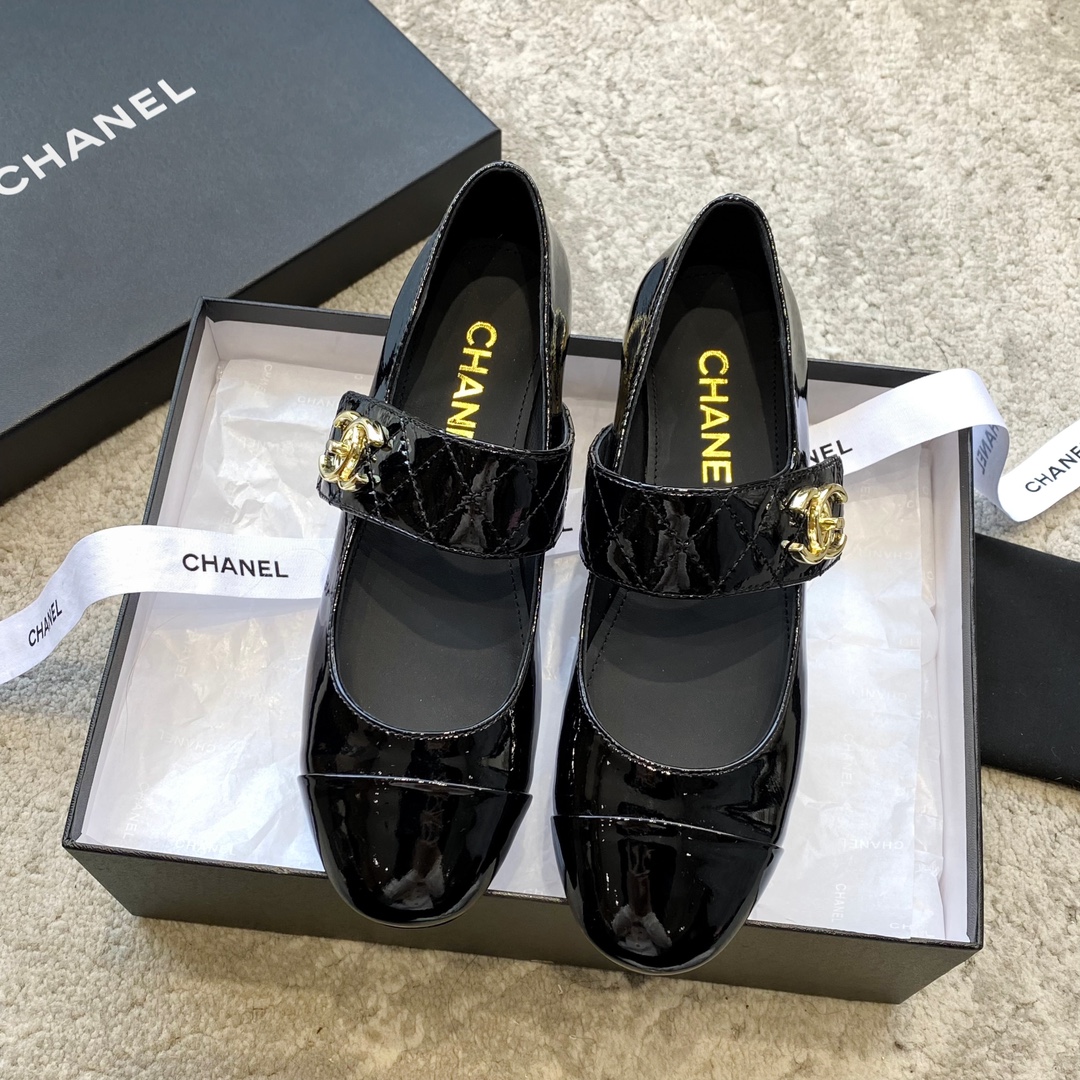 NO:260262,CHANEL｜Xiaoxiang's classic diamond-grape Mary Jane patent leather Mary Jane loves it at first sight. It's not an exaggeration~ This is probably Xiaoxiang's charm. She always understands girls. Although it looks very cold, it has a unique feeling with black stockings. I have already started to arrange it before the counter is on~ I know you will like it. It looks good to wear the foot. The round and pointed last is not picky about the shape of the foot. It looks slim when wearing wide and fat feet. And the lambskin is spliced ​​with patent leather. It has a visual impact. The inner is made of sheepskin material. It is huge and soft and comfortable~ Italian A-grade dyed leather with large bottom plated heel. Heel height 3cm Size35-39 (customized on 40/41), Mary Jane, chanel, mary jane, sheepskin, Leather soles19860909CHANEL｜小香经典菱格玛丽珍漆皮玛丽珍 对它一见钟情 不夸张哦～ 这大概就是小香的魅力 总是很懂女生 虽然看上去很冷但配上黑丝袜特有感觉 专柜还没上我就已经着手安排啦～ 知道你们一定会喜欢 上脚也确实好看 圆尖的楦头对脚型完全不挑 宽胖脚穿也显瘦 而且小羊皮拼接漆皮 视觉上很有冲击感 内里是羊皮材质 巨柔软巨舒服哦～ 意大利A级透染真皮大底电镀后跟 跟高3cm Size35-39（40/41定制）,玛丽珍,chanel,mary jane,sheepskin,Leather soles,Women's Shoes