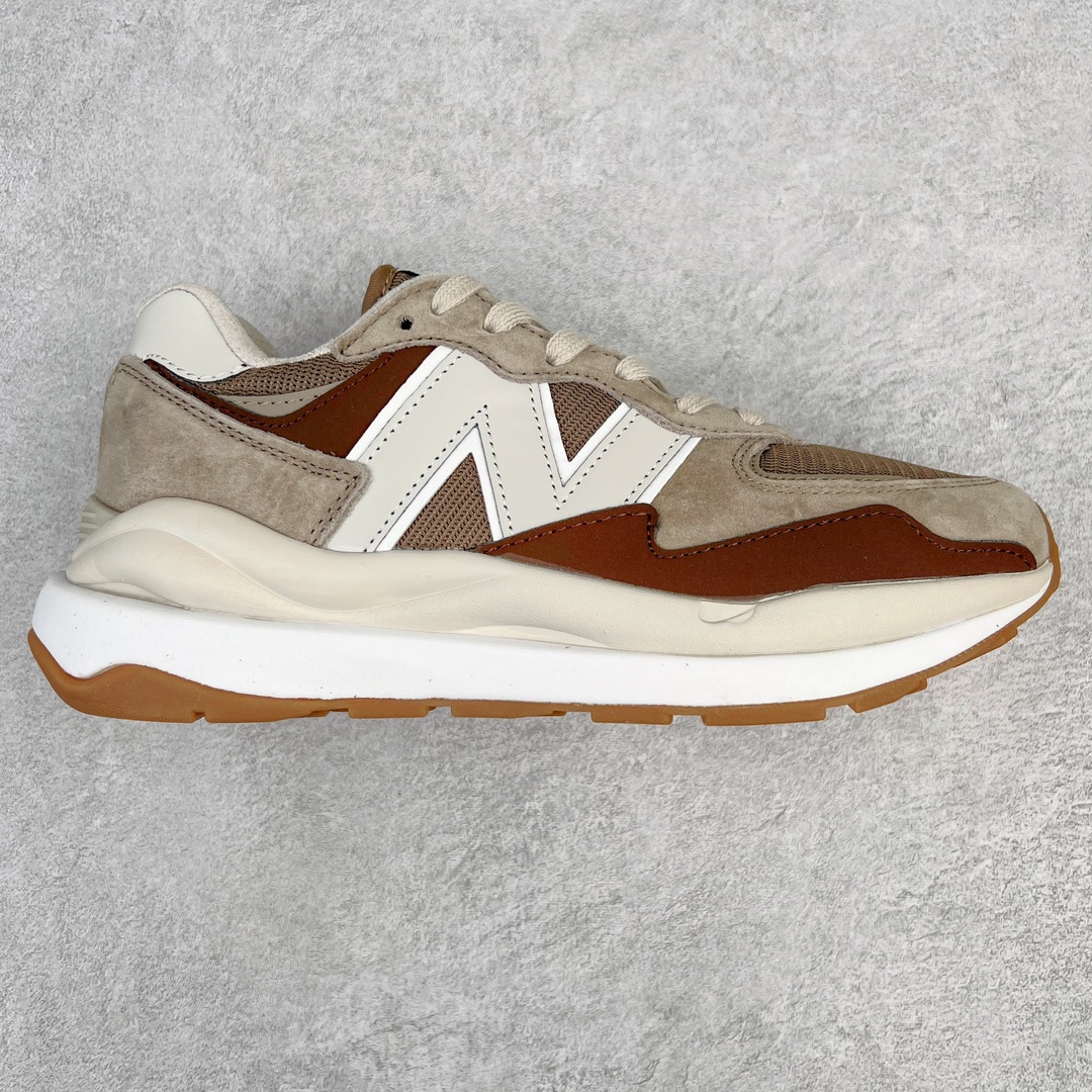 ＃小红书爆款‼️New Balance/新百伦 NB5740系列 复古休闲运动跑鞋 特别以1988年首度面世的经典574作为设计蓝本 保留574简约易衬的80s鞋型轮廓 同时再加以向90年代特立独行的抢眼美学致敬 凭借多种严选的优质素材重塑出让人耳目一新又充满层次感的革新中低结构 另一方面 为呼应90年代的巨大化潮流 鞋侧也点题采用了相应的巨大化N字Logo 并且加上反光细节点缀 再结合同样启发自574并经过改良的抓地鞋底 可谓集结两大年代的注目设计元素 尺码：36 36.5 37 37.5 38 38.5 39 40 40.5 41 42 42.5 43 44 45-选品中心