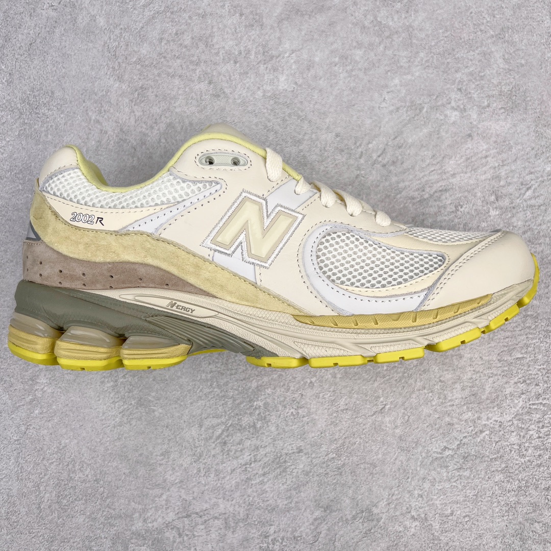 💰240 ＃M纯原 AURALEE x NB New Balance M2002RA1 奶白 全套原楦原纸板原厂数据开发 原厂网纱 原装进口翻毛皮料正确绒感卡色 正确中底拉帮中底网布细节 一比一手工擦旧效果 冲裁组合 匠心打造 耗时两个月开发完成 工艺极其复杂难度可想而知 新开独立私模大底 全网唯一正确做旧组合大底 高端零售专供产物 尺码：36 37 37.5 38 38.5 39.5 40 40.5 41.5 42 42.5 43 44 44.5 45 45.5 编码：by3936010-运动鞋