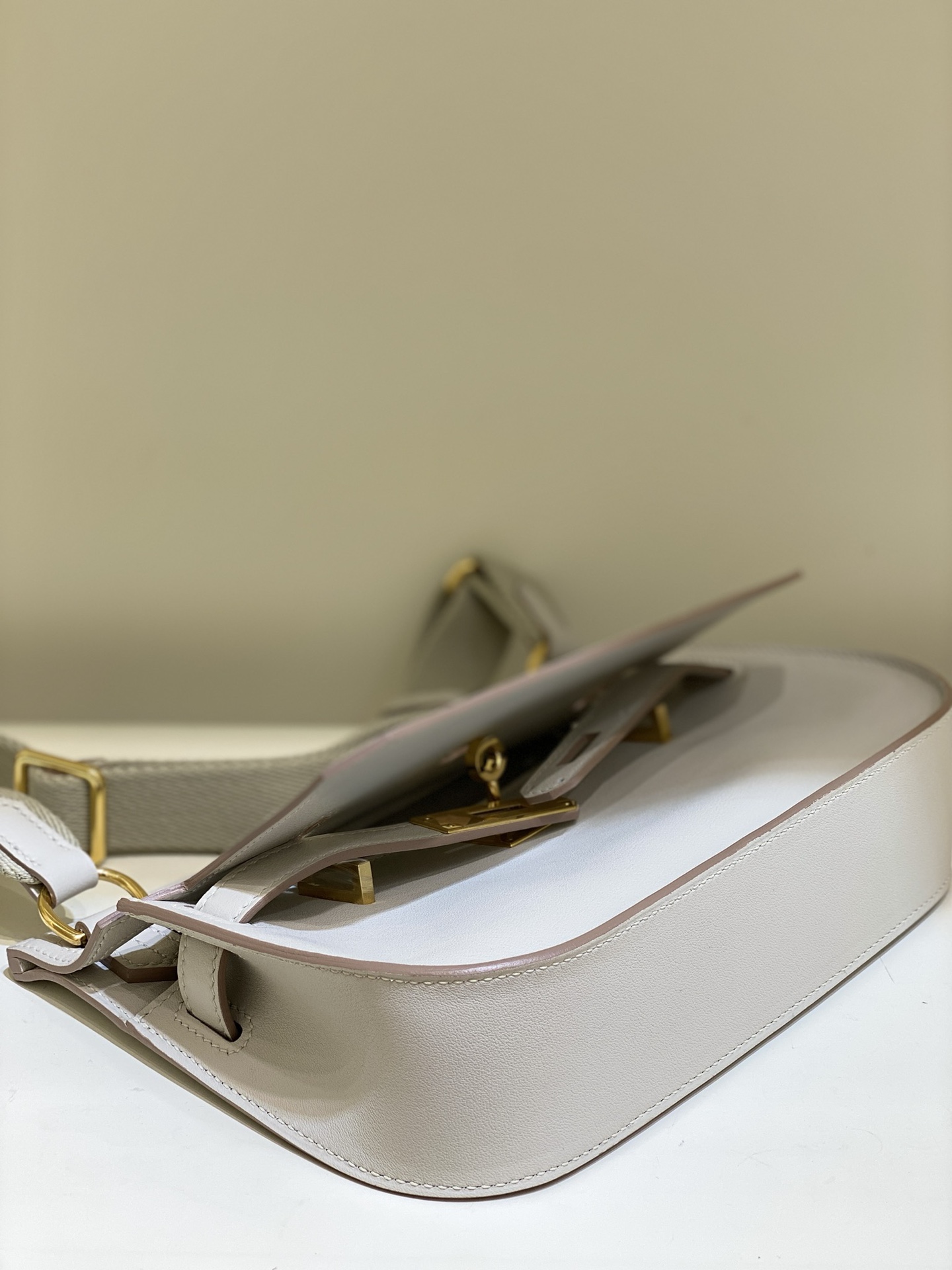 Hermès Mini Jypsiere Bag: Stylish Crossbody, Fits iPhone Pro Max 5 i1682143164 1032 5