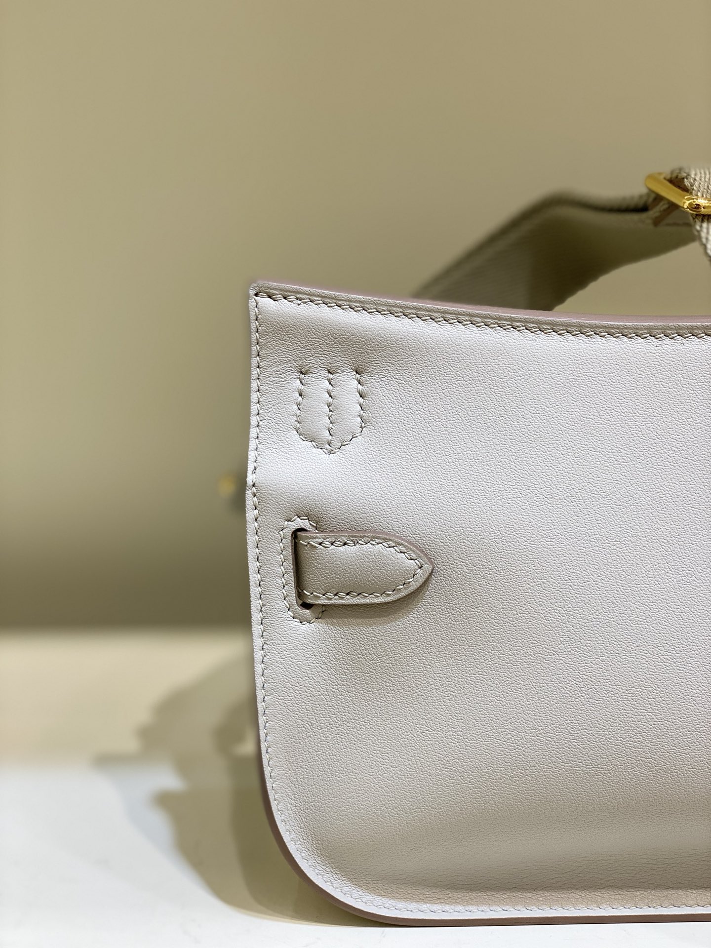 Hermès Mini Jypsiere Bag: Stylish Crossbody, Fits iPhone Pro Max 3 i1682143164 5305 2