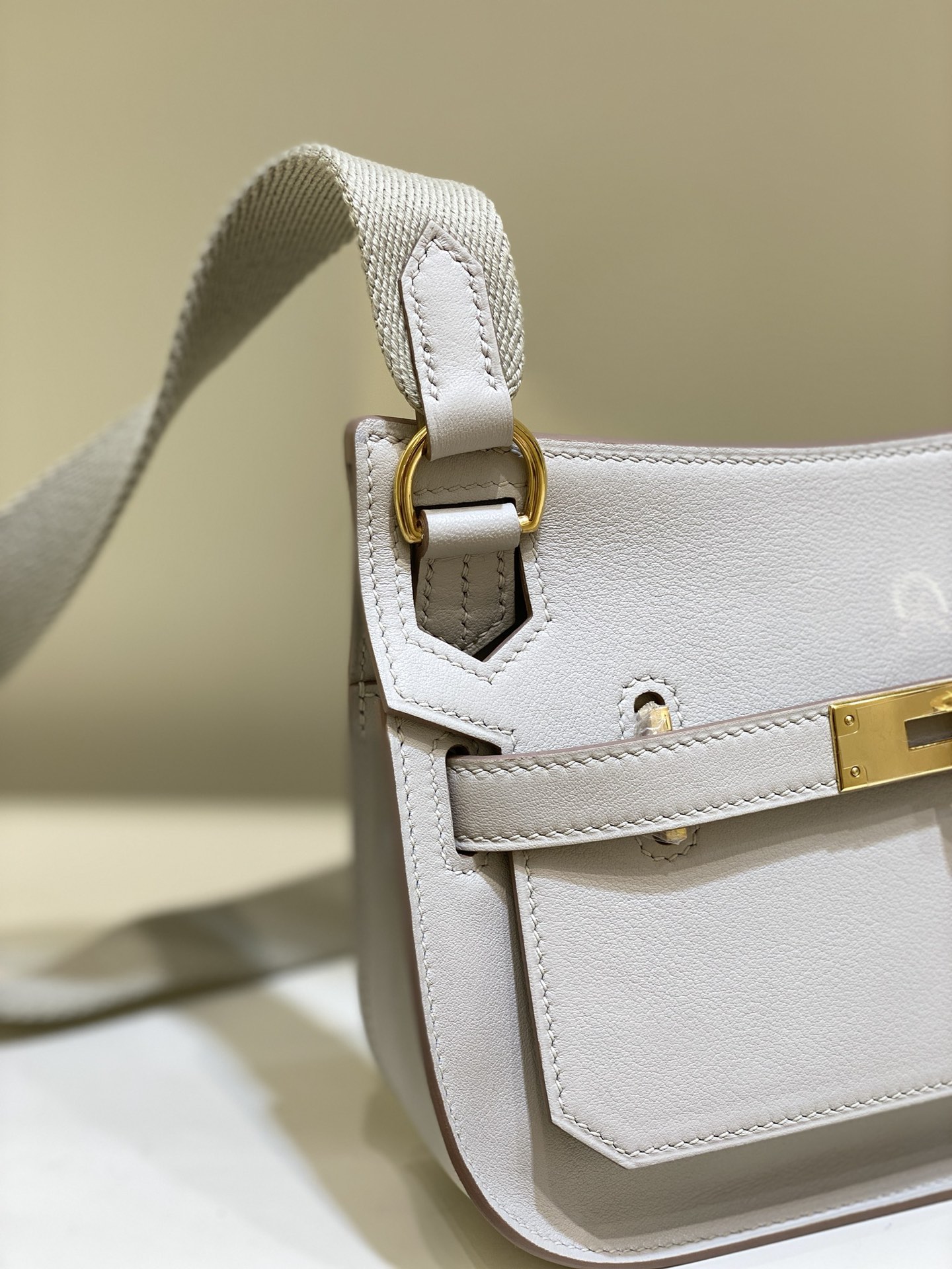 Hermès Mini Jypsiere Bag: Stylish Crossbody, Fits iPhone Pro Max 4 i1682143164 6788 4