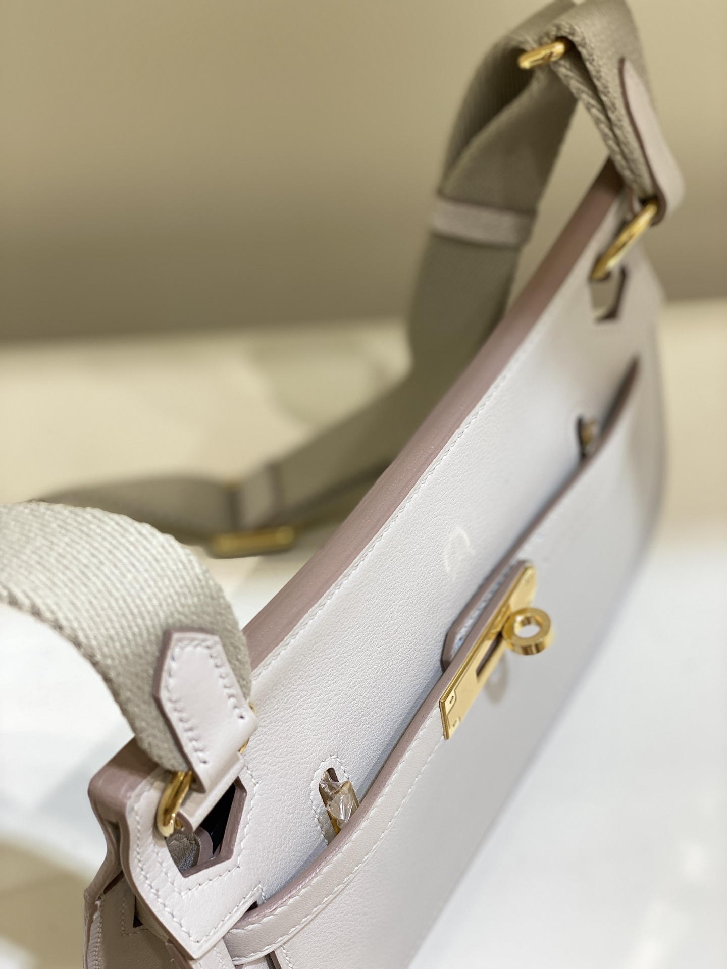 Hermès Mini Jypsiere Bag: Stylish Crossbody, Fits iPhone Pro Max 6 i1682143164 8995 7