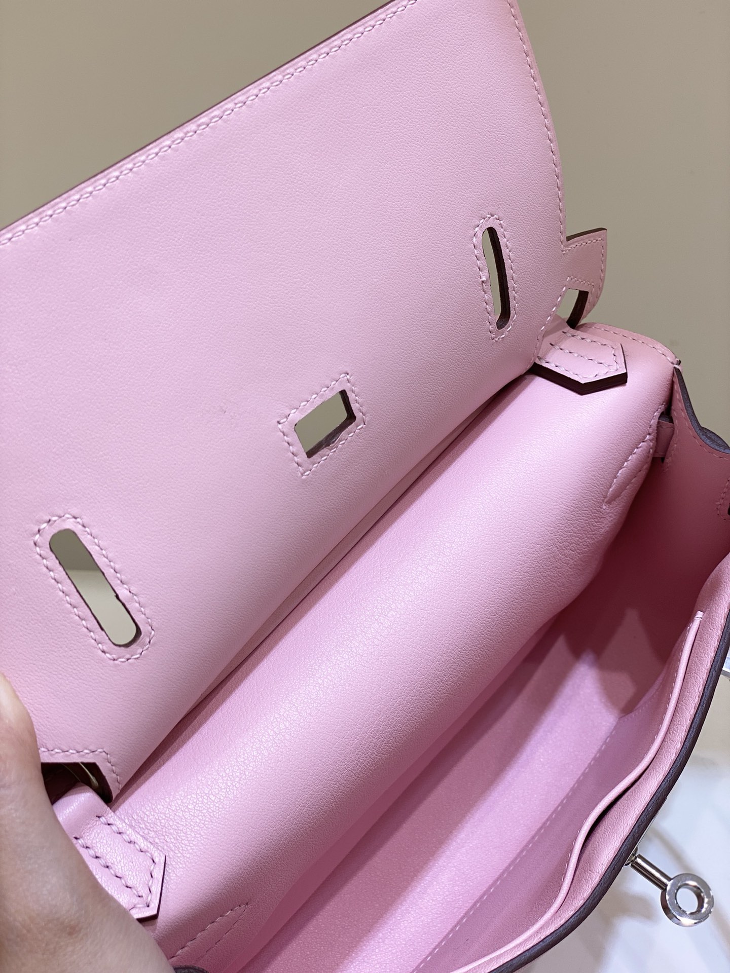 Hermès Mini Jypsiere Bag - Stylish Crossbody in Pink Leather 10 i1682143241 3347 3