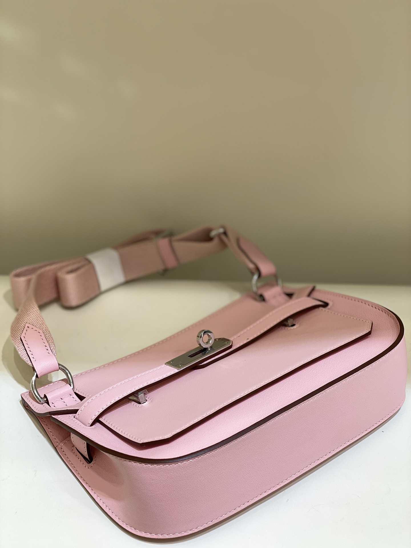Hermès Mini Jypsiere Bag - Stylish Crossbody in Pink Leather 5 i1682143241 5338 5