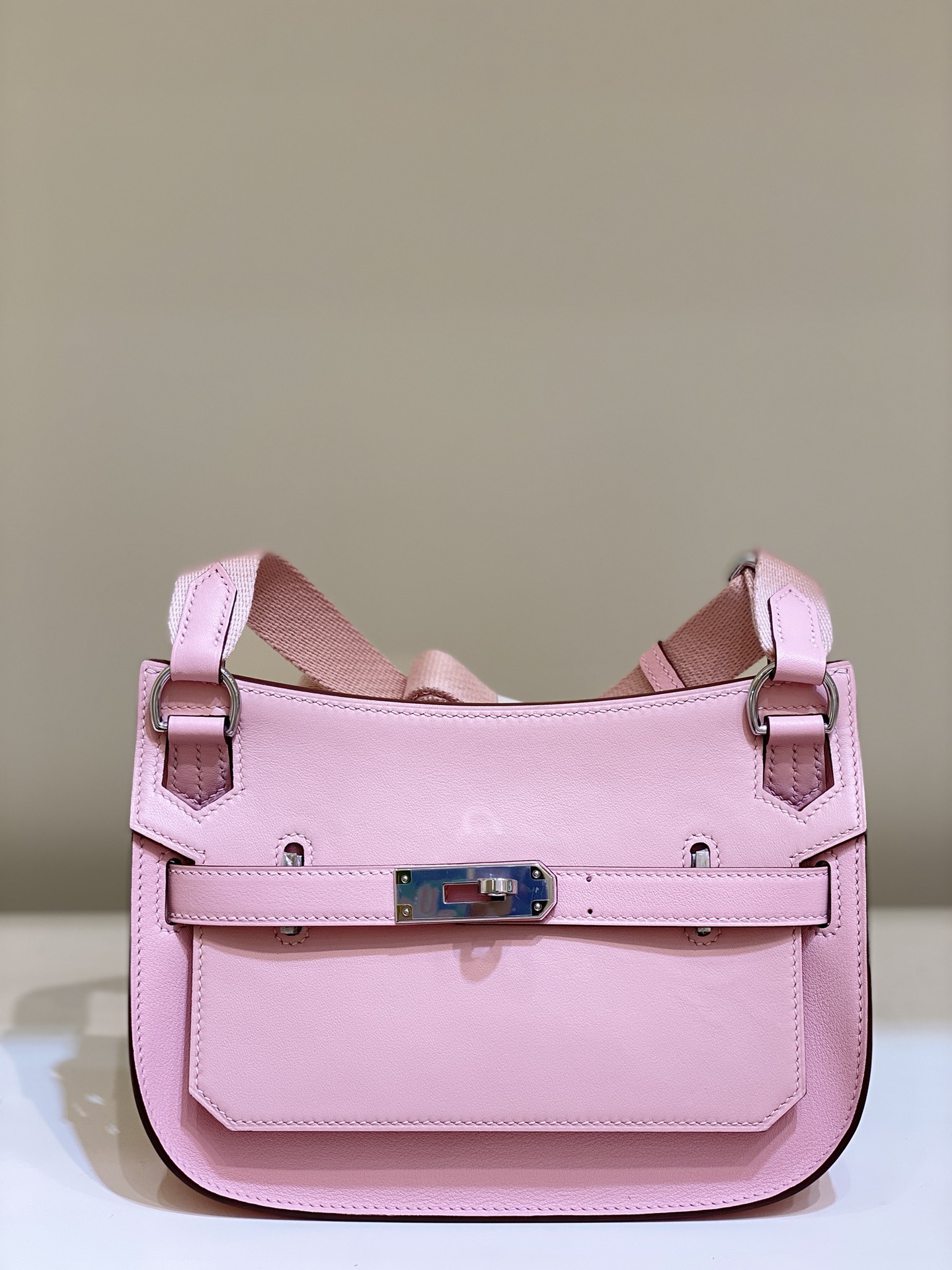 Hermès Mini Jypsiere Bag - Stylish Crossbody in Pink Leather 2 i1682143241 6034 0