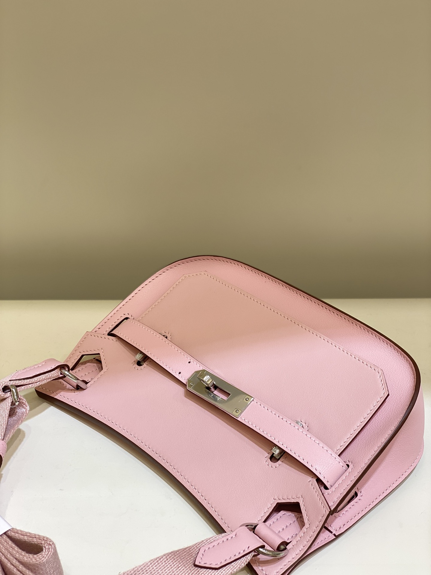 Hermès Mini Jypsiere Bag - Stylish Crossbody in Pink Leather 3 i1682143241 7490 2