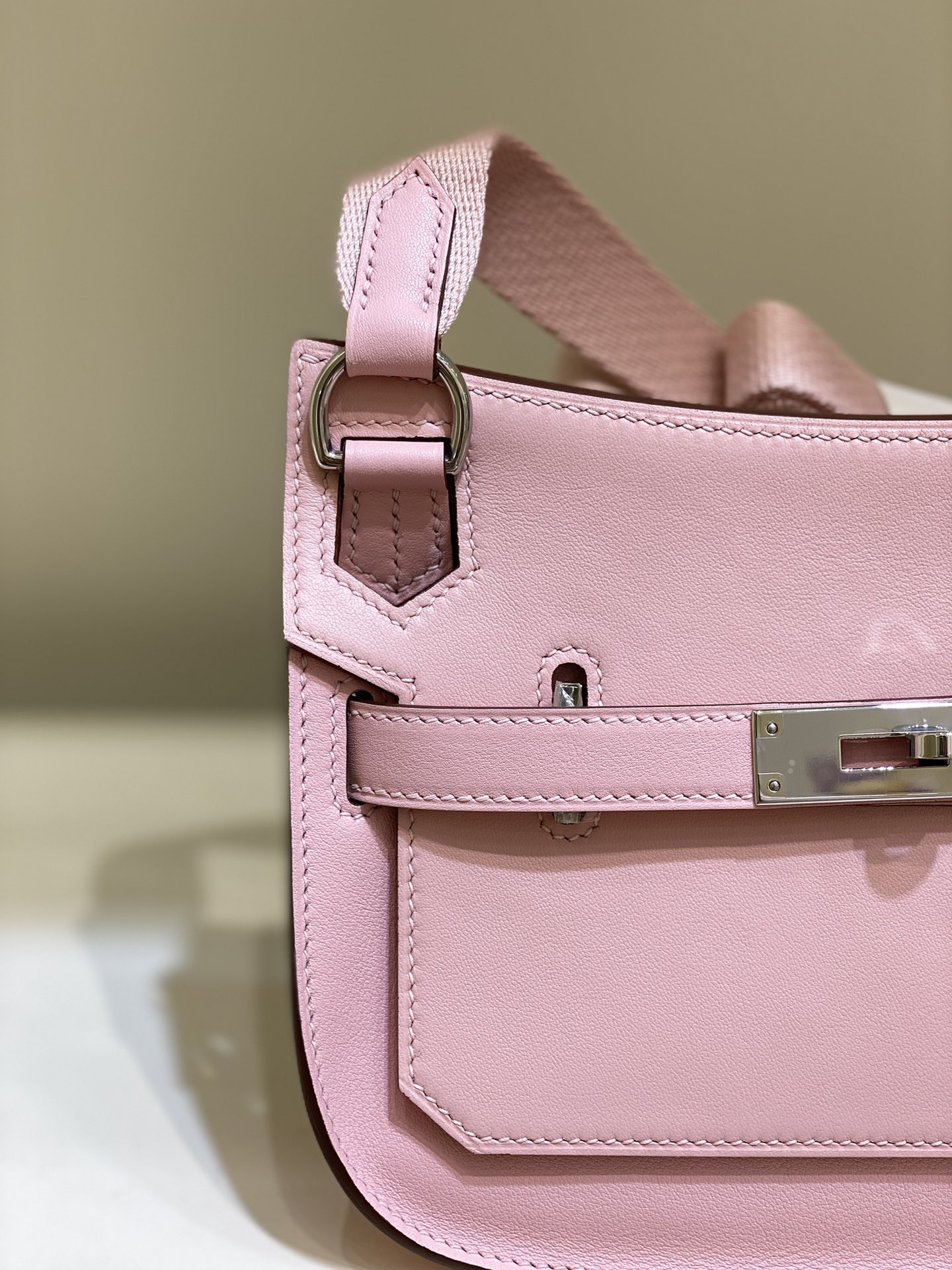 Hermès Mini Jypsiere Bag - Stylish Crossbody in Pink Leather 6 i1682143241 7573 6