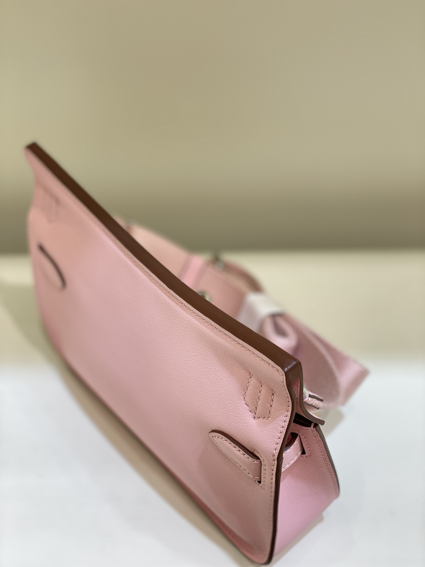Hermès Mini Jypsiere Bag - Stylish Crossbody in Pink Leather 8 i1682143241 9091 8