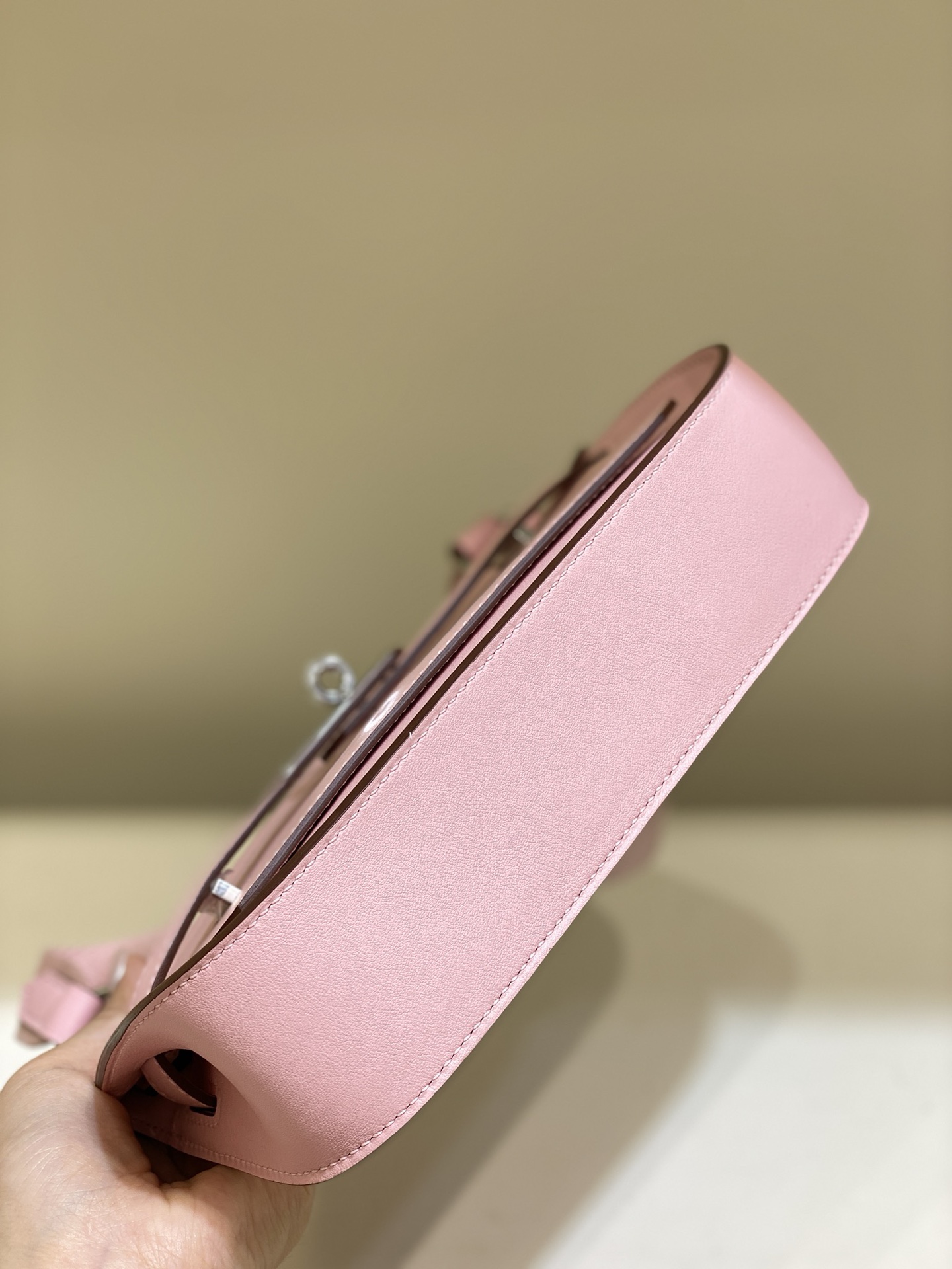 Hermès Mini Jypsiere Bag - Stylish Crossbody in Pink Leather 9 i1682143241 9590 4