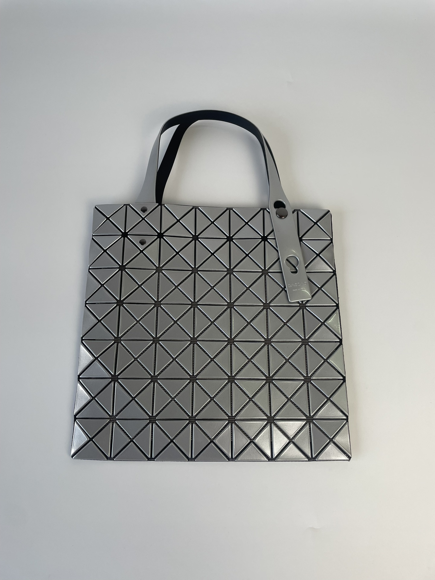 issey  miyake\n三宅一生  7x7   \n尺寸 28x28cm   \n独家定制原版面料\n专柜防伪标，配正版黑白卡\n正版五金，无缝拼接，配原版礼品袋\n原版LOGO    不是市场货，请认准原单品质\n银色