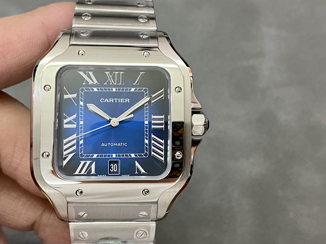 NO:142656,BV Factory Men's model, the highest version of the market, V2 upgraded version, original 11 mold opening, truly interchangeable with original accessories!  Cartier's new Sandos, details are as follows 1. Case 316L stainless steel!  2. The only literal dial in the dial market!  3. The watch needle is made of Swiss craftsmanship and roasted blue needles!  4. Glass Swiss whitening film/anti-string/anti-hand pattern processing sapphire glass!  5. The strap is equipped with an ergonomic SmartLink disassembly system!  6. Diameter 39.8X47.5X9.08mm Women's watch 35.1mm!  7. Crown multi-section spinel sapphire!  8. Movement MIYOTA- (with original 1847MC automatic hammer) 9. Waterproof depth of 10 bar (about meter), and equipped with two practical inventions of Cartier 