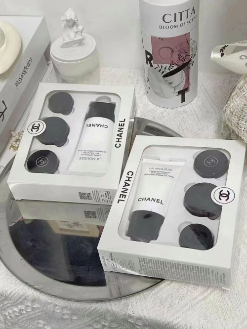 Chanel N°1 de Chanel Sample Set: Cream, Eye Cream, Lip Balm, Cleanser 1 Chanel N°1 de Chanel Sample Set: Cream, Eye Cream, Lip Balm, Cleanser