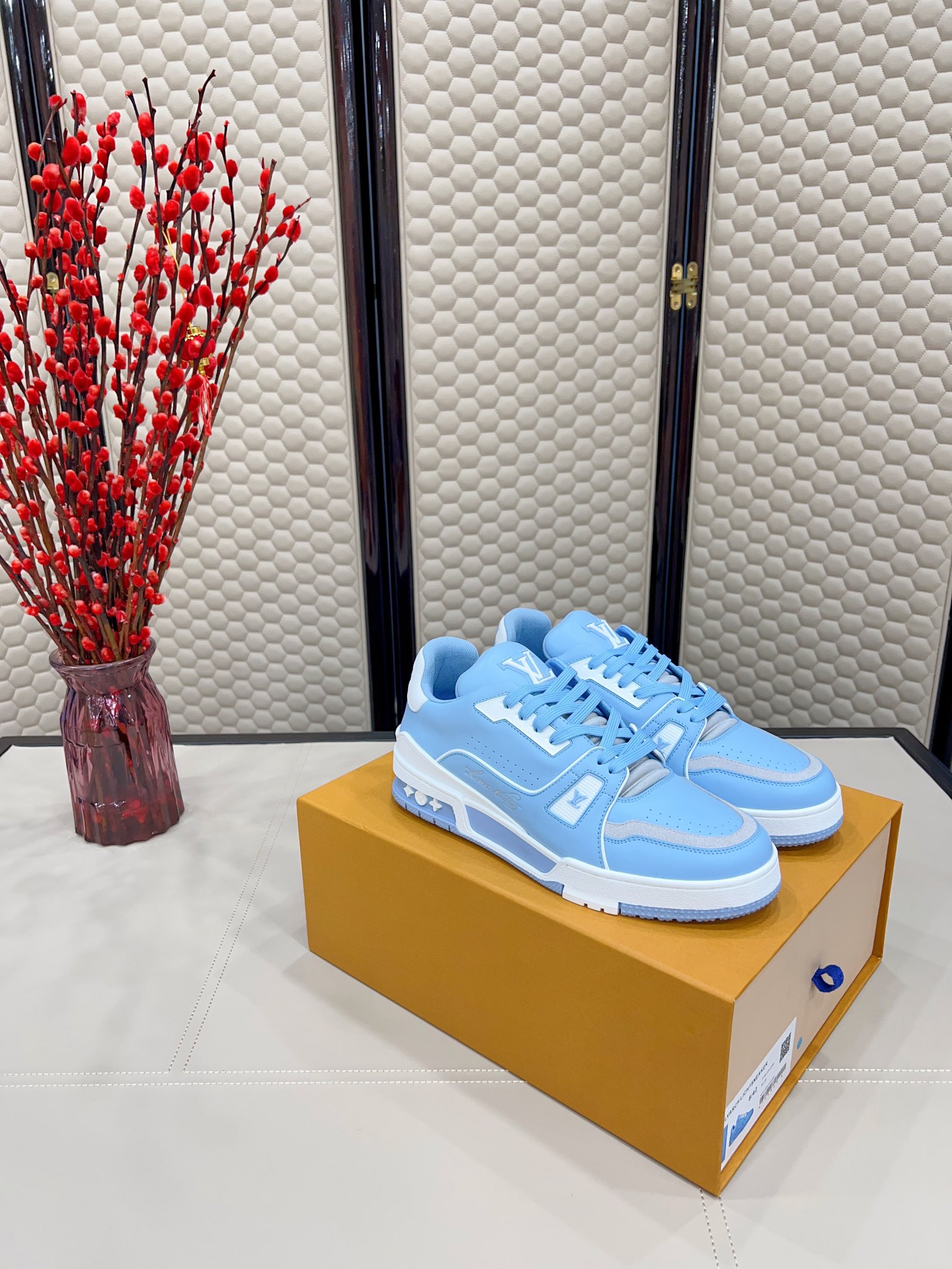 NO:467514,The Louis Vuit LVTRAINE sneakers Virgil Abloh macaron series draws inspiration from retro basketball shoes to create the popular LVTraine sneakers. This shoe is made of grained cowhide leather imprinted with smooth cowhide leather to create a new classic design. Exclusive custom cowhide 1:1 All edge cutting tips are processed and coated according to the original steps. Exclusive private mold Vuitton logo, shoelaces include NFC chips. Customized silky mesh. TPU is combined into a sole that is wear-resistant, non-slip, and yellow. The original mold opens the sole also hides Monogram flowers. The process is full of computer needle and car pulling wire. Toe, back cover, hot and cold processing is fixed. Full set of pull-up sleeves. : 39-45 men. Denim leather Velcro is uniform.  Extreme cost-effectiveness, no bargaining., casual shoes/sports shoes, louis vuitton, louis vuitton, sneakers, cowhide19860909路易威LVTRAINE 运动鞋 Virgil Abloh 马卡龙系列从复古篮球鞋汲取灵感,打造备受青睐的LVTraine 运动鞋.此款鞋履为粒面牛皮革压印标志性Monogram 图案,与 光滑牛皮革共同成就新经典设计. 独家定制牛皮1:1 所有切边口都按照原版的步骤加工涂边 独家私模Vuitton 标识,鞋带 含NFC芯片 定制丝滑网里 TPU组合成底耐磨防滑防黄 原版开模大底也深藏着Monogram 花卉 流程全电脑针车拉线.鞋头,后套,冷热加工定型.全套拉帮套楦. : 39-45男 牛仔布皮面魔术贴全统一 极致性价比,不议价.,休闲鞋/运动鞋,louis vuitton,louis vuitton,sneakers,cowhide,Women's Shoes