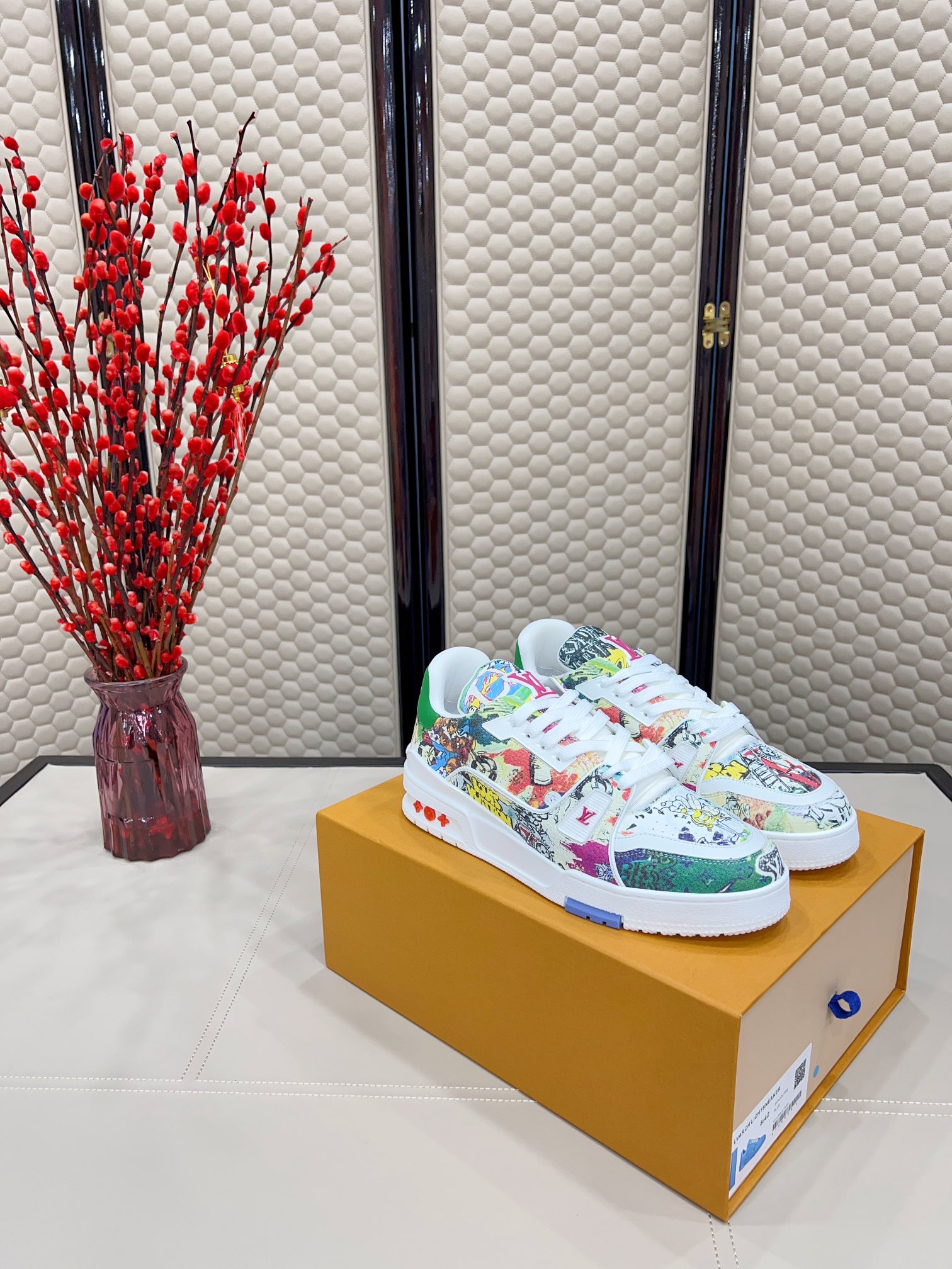 NO:467521,Louisville LVTRAINE sneakers Virgil Abloh macaron series draws inspiration from retro basketball shoes to create the popular LVTraine sneakers. This shoe is made of grained cowhide leather imprinted with smooth cowhide leather to create a new classic design. Exclusive custom cowhide 1:1 All edge cutting tips are processed and coated according to the original steps. Exclusive private mold Vuitton logo, shoelaces include NFC chips. Customized silky mesh. TPU is combined into a sole that is wear-resistant, non-slip, and yellow. The original mold opens the sole also hides Monogram flowers. The process is full of computer needle and car pulling wire. Toe, back cover, hot and cold processing is fixed. Full set of pull-up sleeves. : 35-40 women, 39-45 men, denim leather Velcro, all unified  Extreme cost-effectiveness, no bargaining., casual shoes/sports shoes, louis vuitton, louis vuitton, sneakers, cowhide19860909路易威LVTRAINE 运动鞋 Virgil Abloh 马卡龙系列从复古篮球鞋汲取灵感,打造备受青睐的LVTraine 运动鞋.此款鞋履为粒面牛皮革压印标志性Monogram 图案,与 光滑牛皮革共同成就新经典设计. 独家定制牛皮1:1 所有切边口都按照原版的步骤加工涂边 独家私模Vuitton 标识,鞋带 含NFC芯片 定制丝滑网里 TPU组合成底耐磨防滑防黄 原版开模大底也深藏着Monogram 花卉 流程全电脑针车拉线.鞋头,后套,冷热加工定型.全套拉帮套楦. : 35-40女 39-45男 牛仔布皮面魔术贴全统一 极致性价比,不议价.,休闲鞋/运动鞋,louis vuitton,louis vuitton,sneakers,cowhide,Women's Shoes